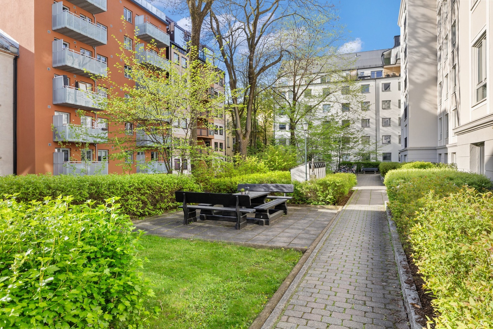 Pent opparbeidet felles bakgård. Galleribilde