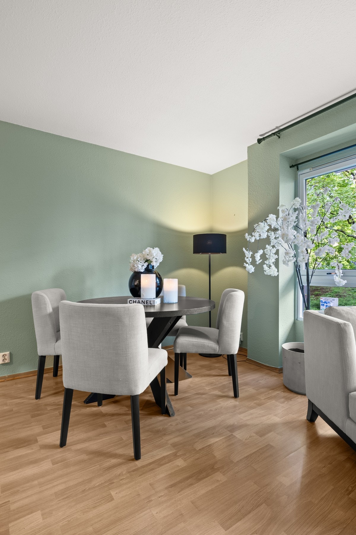 God plass til spisebord ved vinduet. Galleribilde