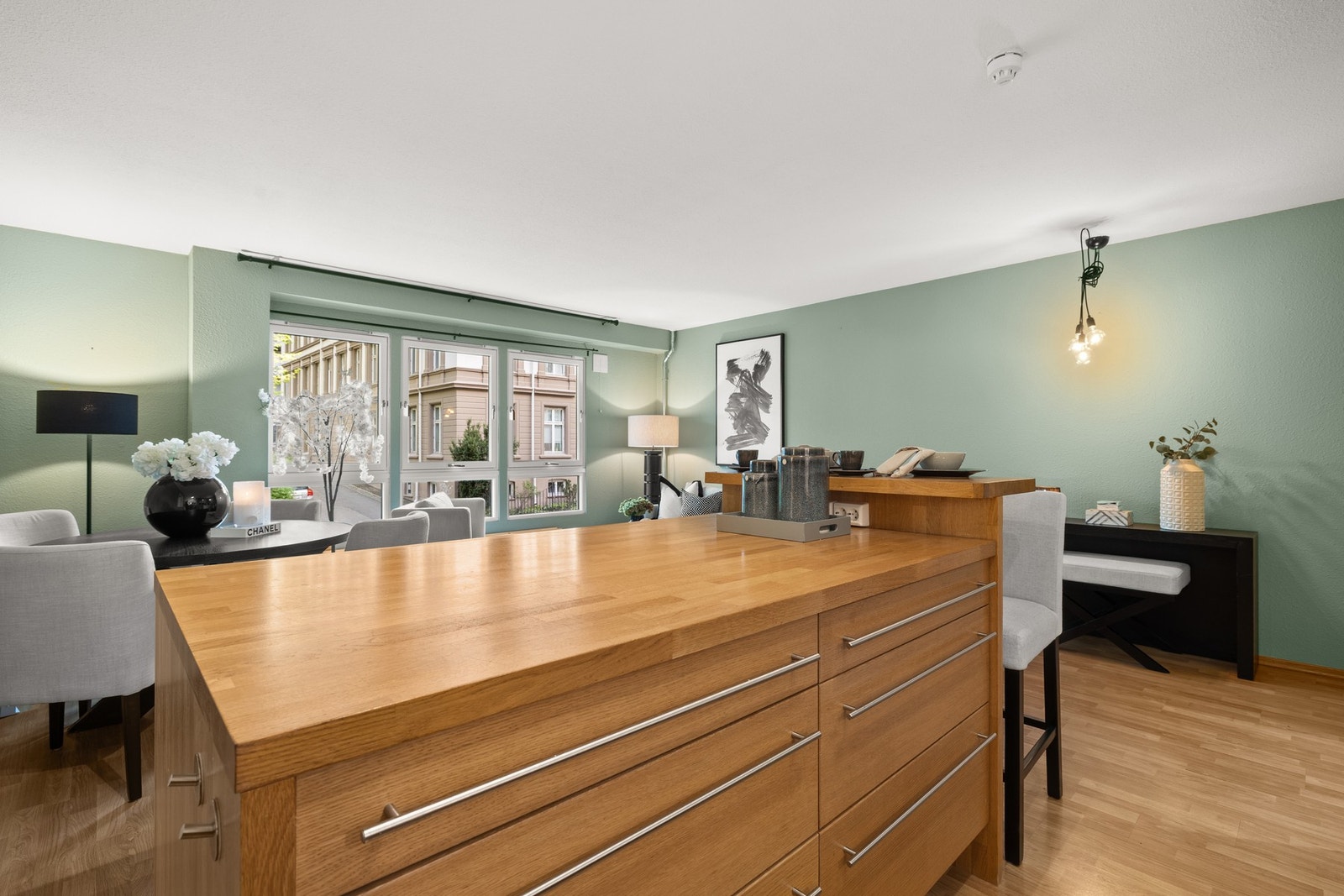 Kjøkkenøyen gir ekstra albuerom og oppbevaringsplass. Galleribilde