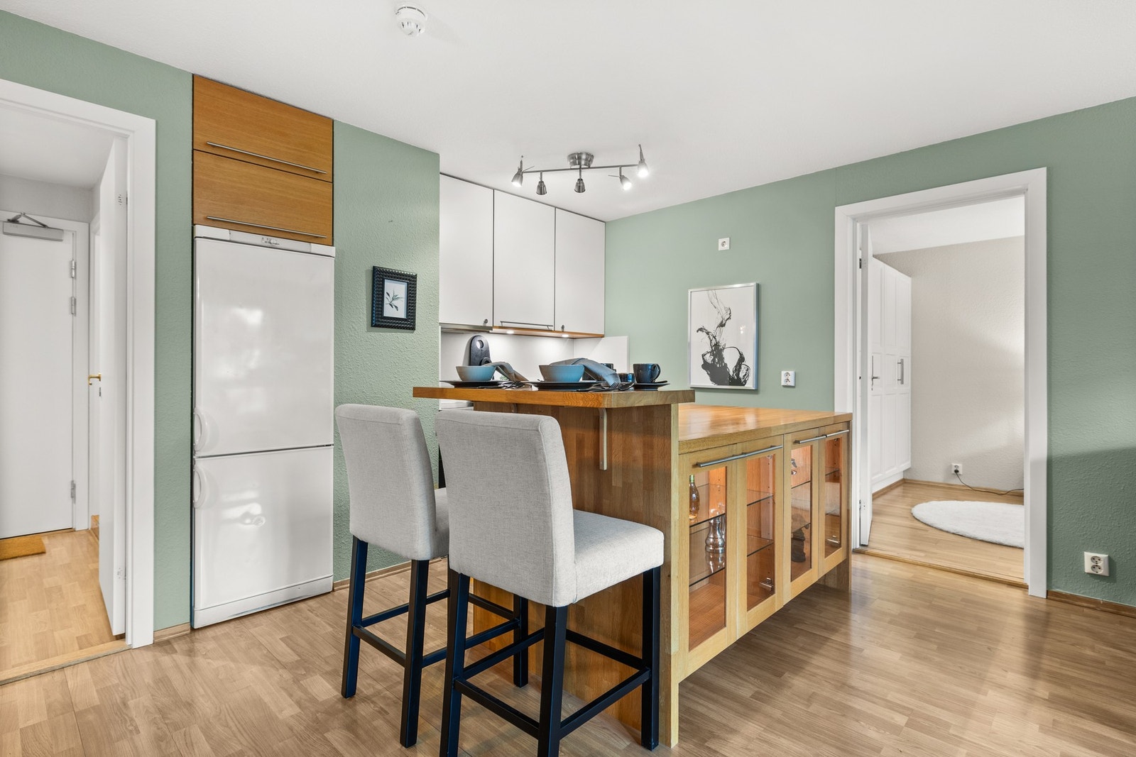 Den praktiske kjøkkenøyen skaper et fint skille mellom de ulike sonene. Galleribilde