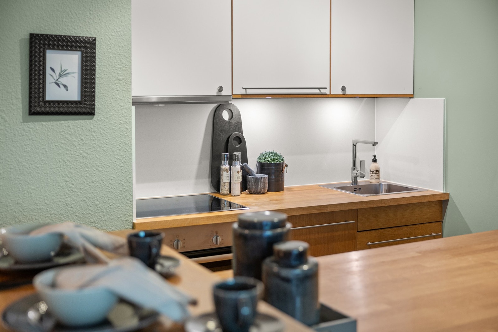 Lekker innredning med glatte fronter og heltre benkeplate. Galleribilde