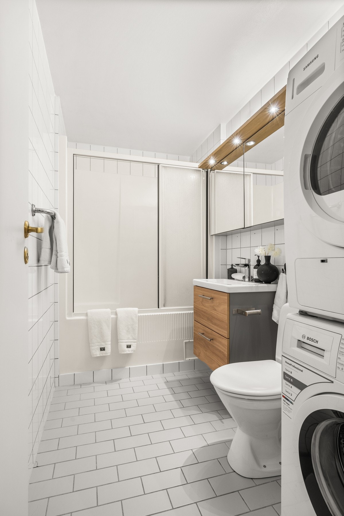 Badet er helfliset og har varmekabler i gulvet. Galleribilde