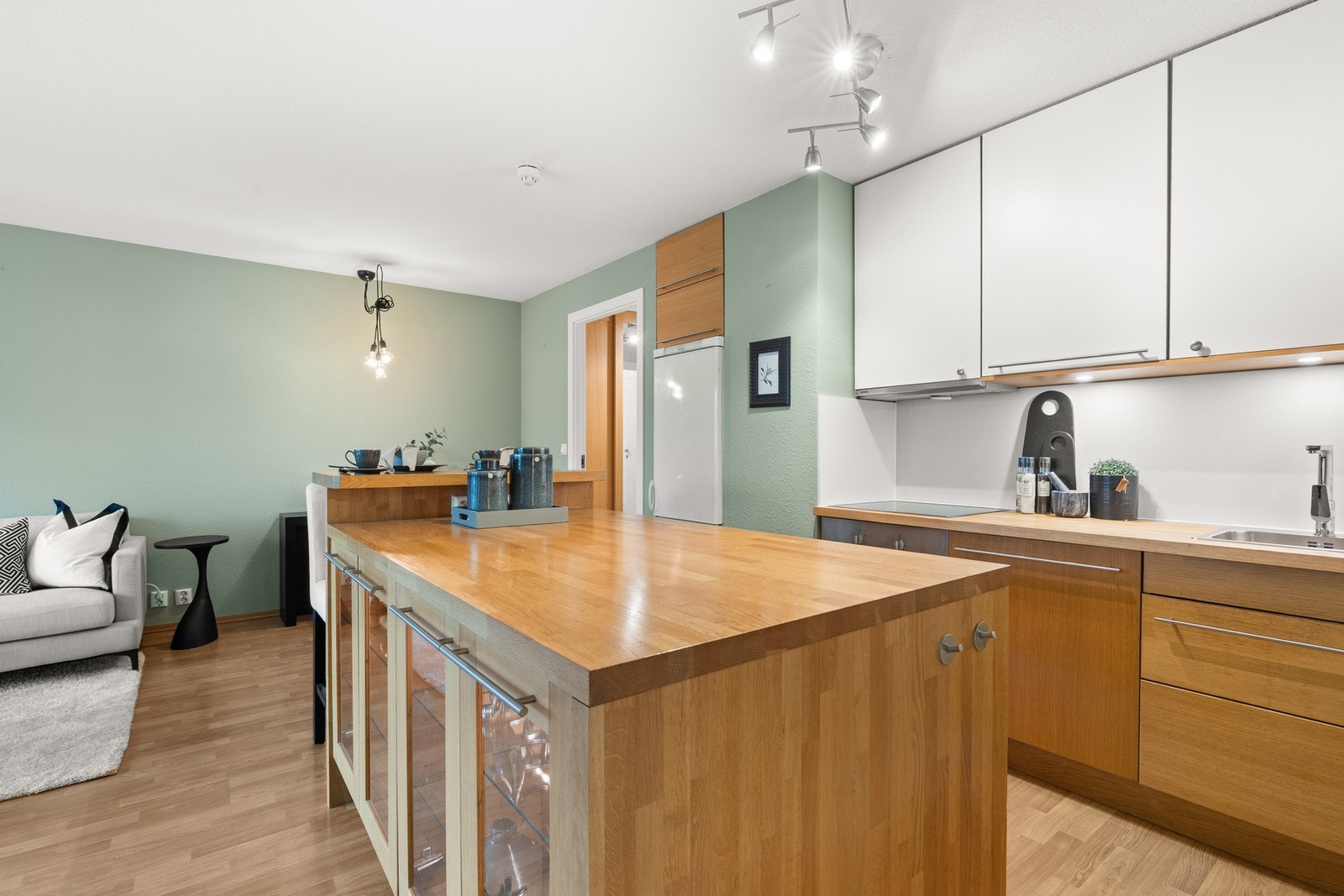 Det er en fin kombinasjon av skap- og benkeplass for både oppbevaring og matlaging. Galleribilde