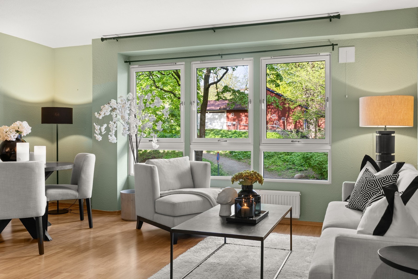 Stuens størrelse gjør det enkelt å innrede. Galleribilde