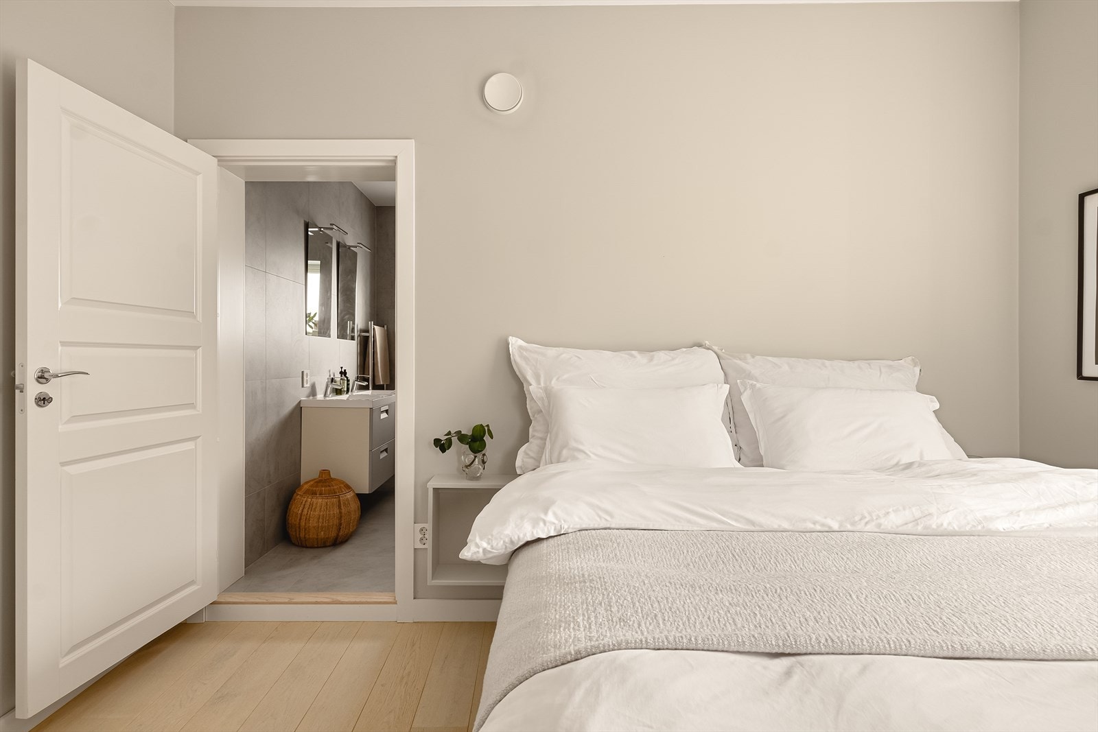 Stilrent soverom med en suite bad! Galleribilde
