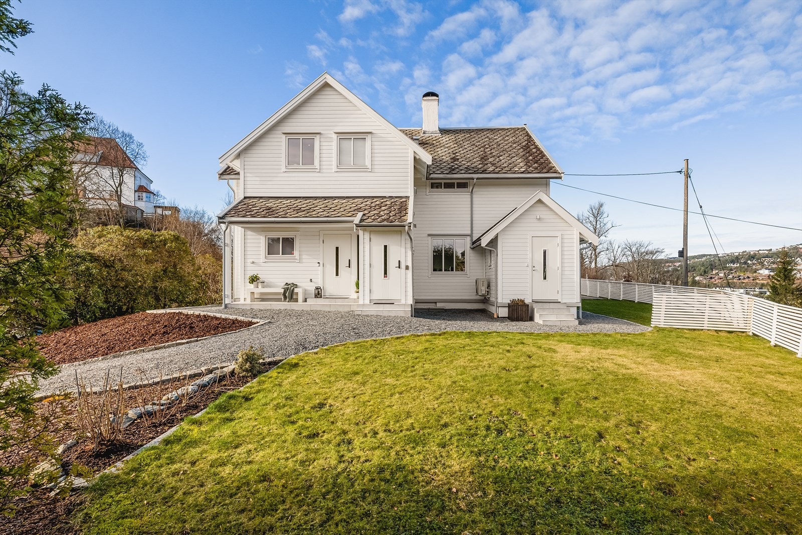 I salgsoppgaven ligger vedlagt basiskart som viser seksjonen sin tiltenkte bruksrett til den felleseide tomten. | Merk hele huset er malt i 2023. Galleribilde