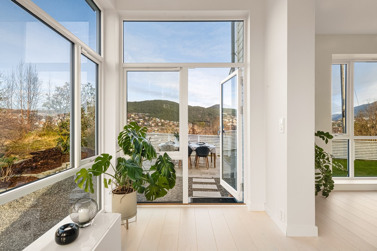 Fra stuen har du direkte tilkomst til uteplassen. Galleribilde
