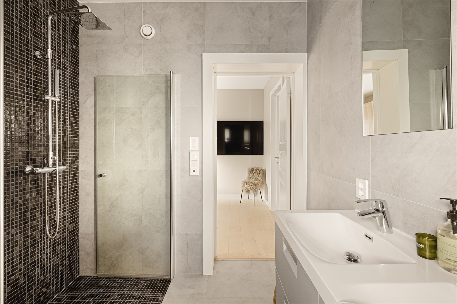 Badet er flislagt på både gulv og vegger. | Det er også elektriske varmekabler i gulvet. Galleribilde