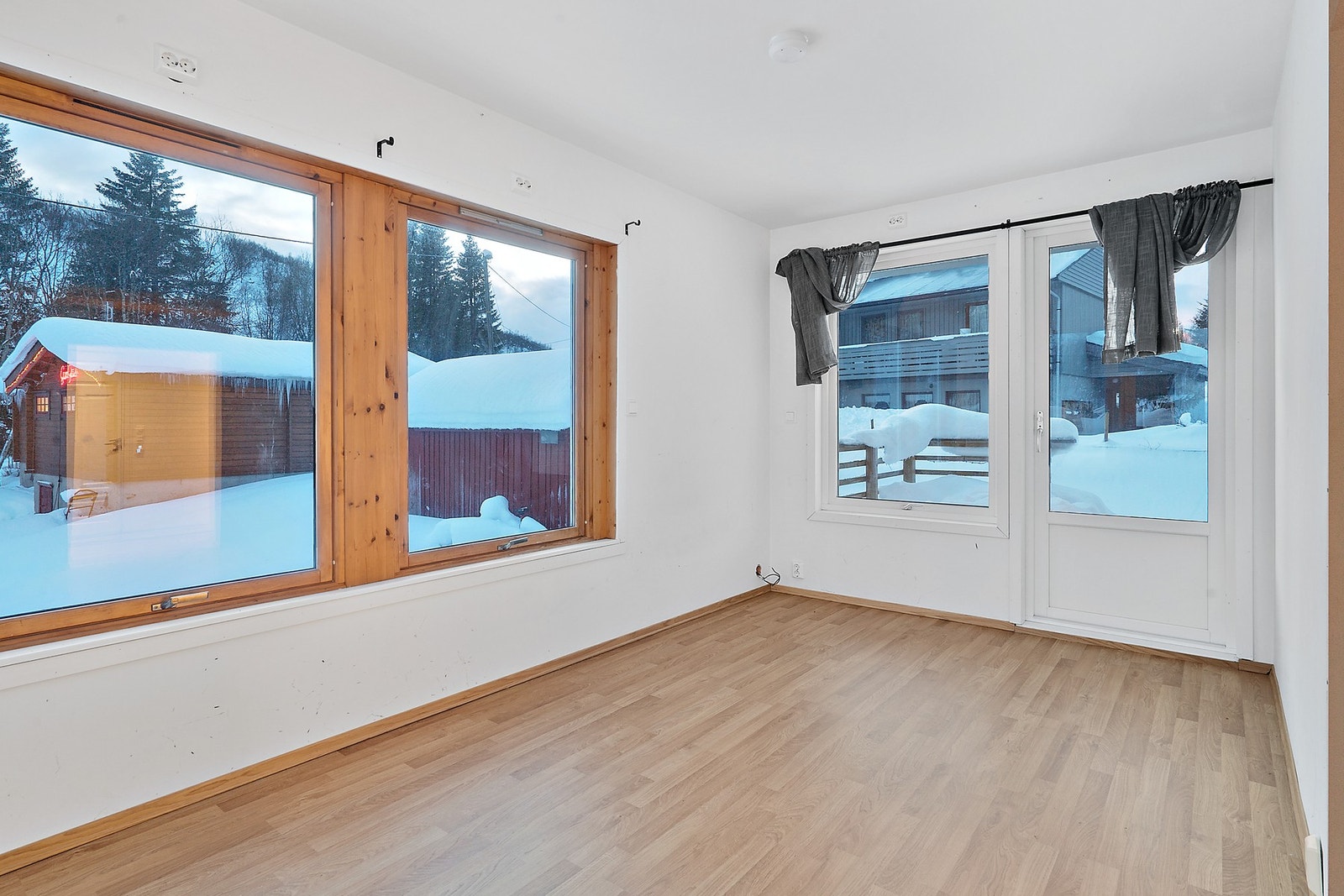 Fra den ene stua er det utgang til 2 balkonger - en på hver side Galleribilde