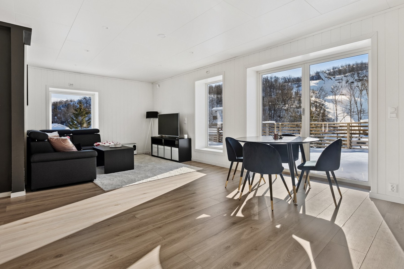 Det er utgang til romslig balkong i fra stua Galleribilde