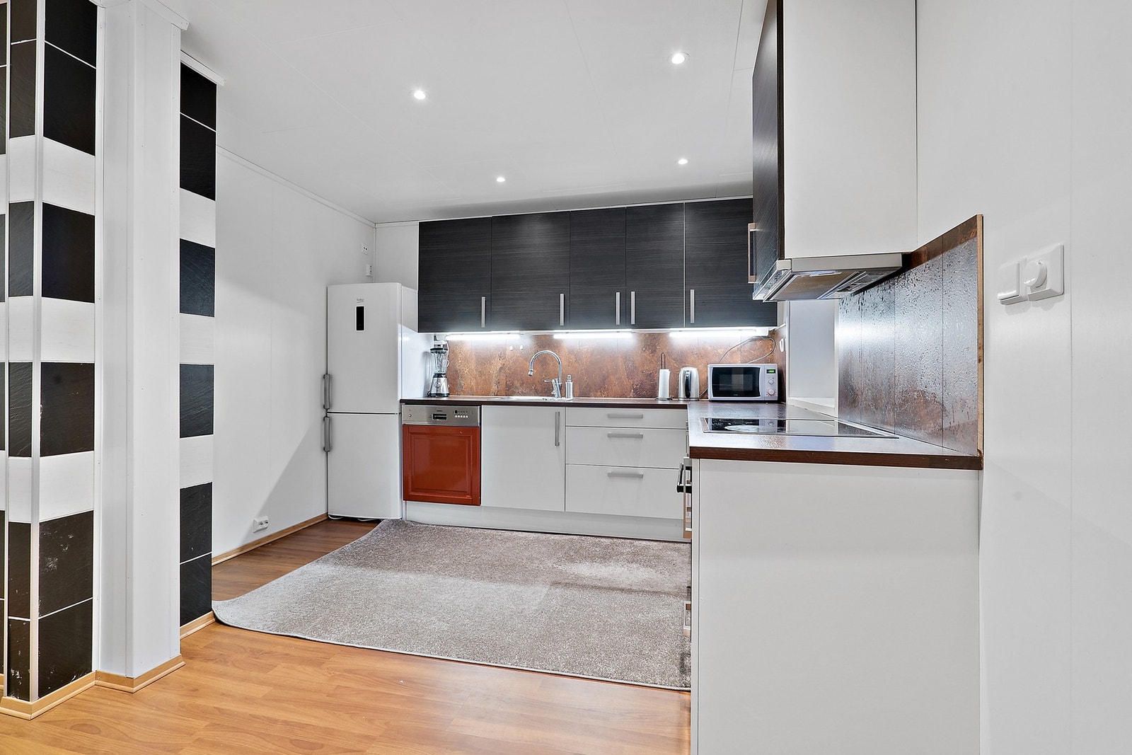 Flott kjøkken med god lagrings- og benkeplass Galleribilde