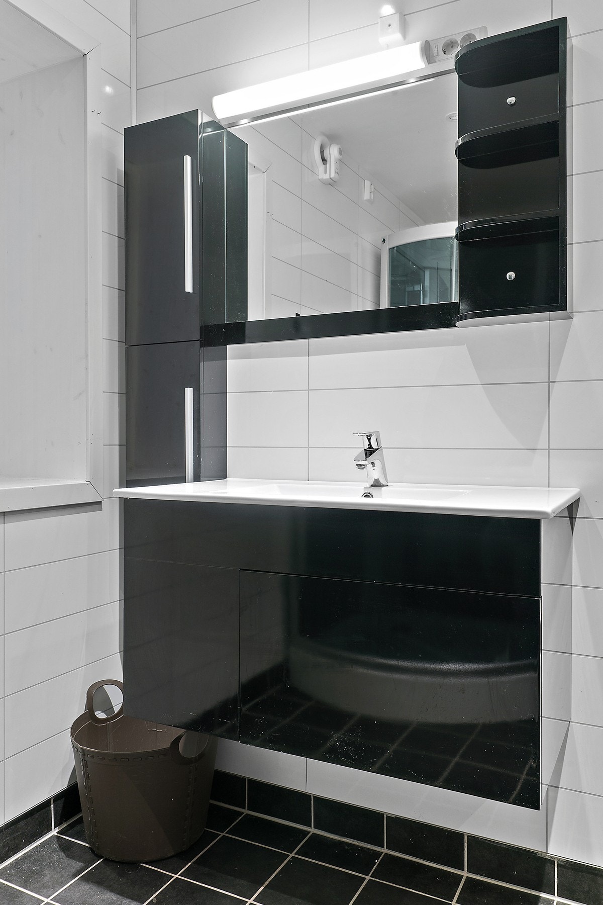 På veggene er det baderomsplater og gulvet er flislagt med elektriske varmekabler Galleribilde