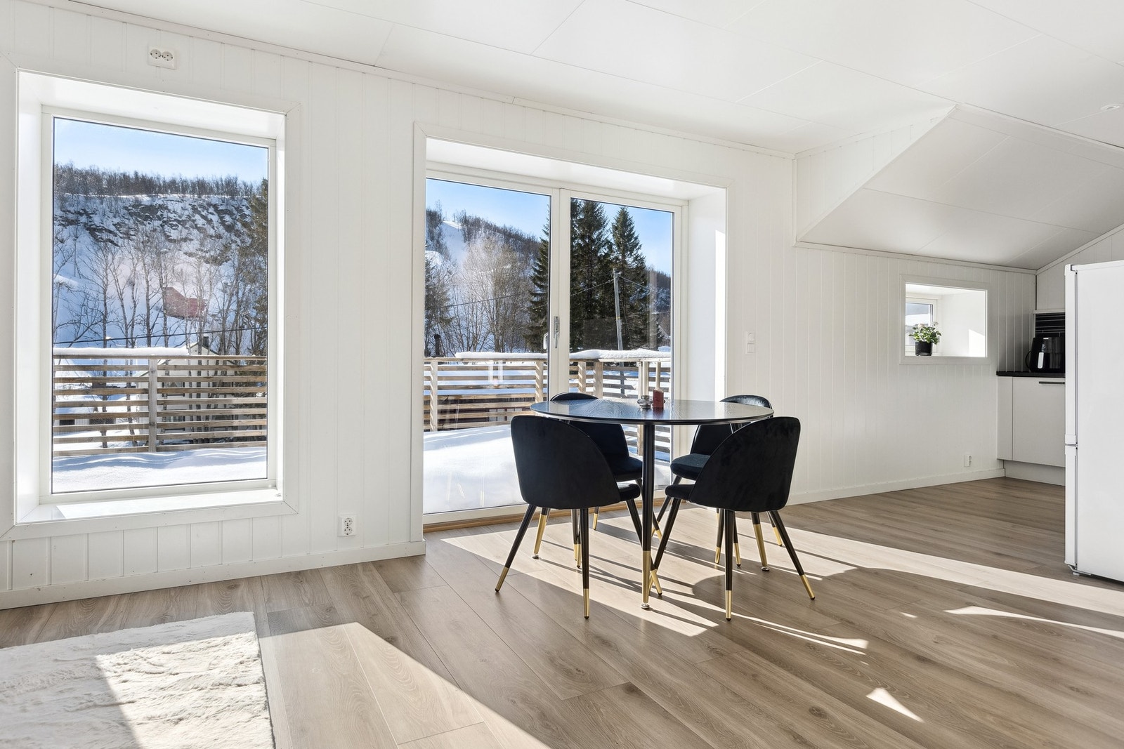 Det er åpen løsning i mellom stue og kjøkken Galleribilde