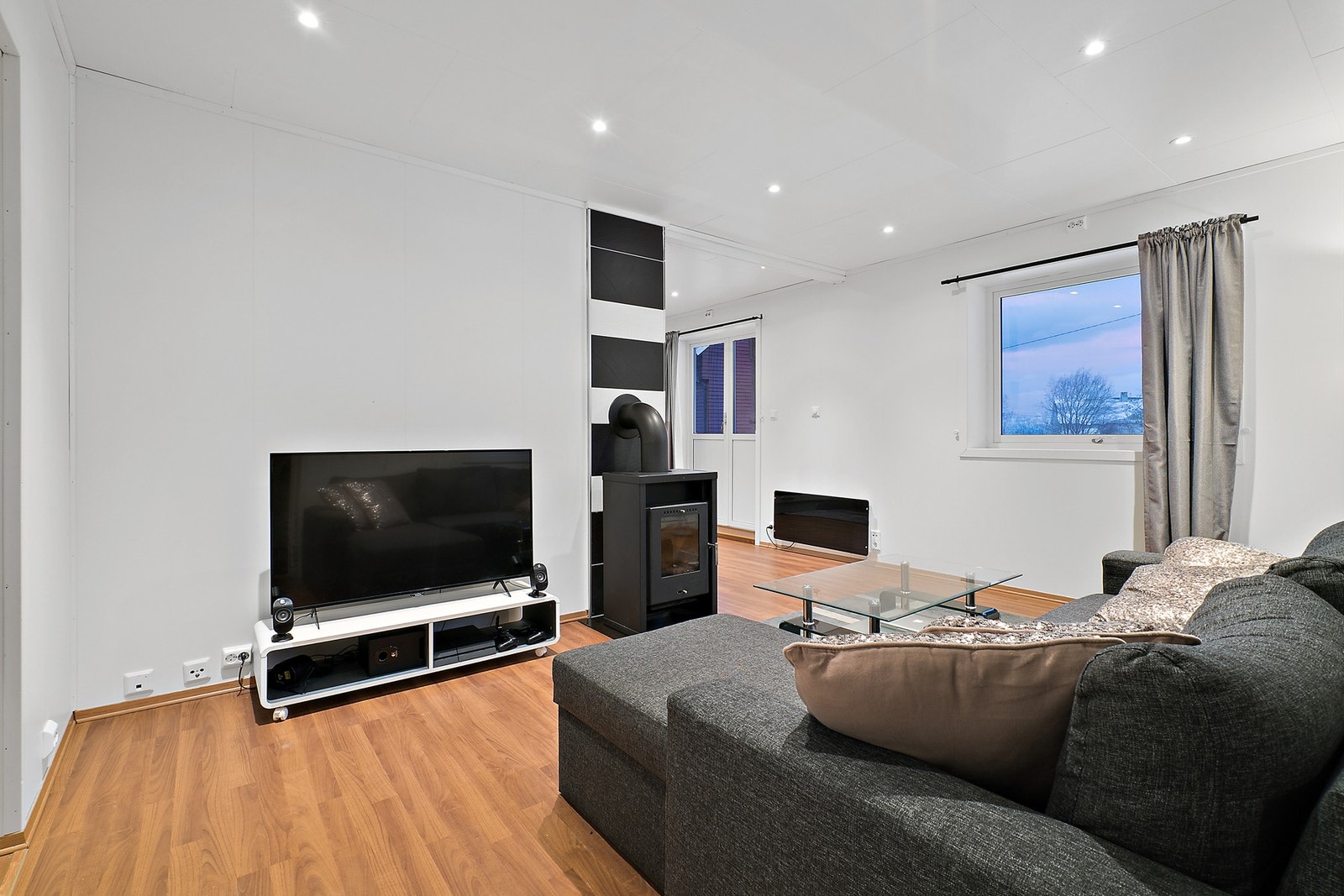 Det er utgang til romslig platting i fra stua Galleribilde