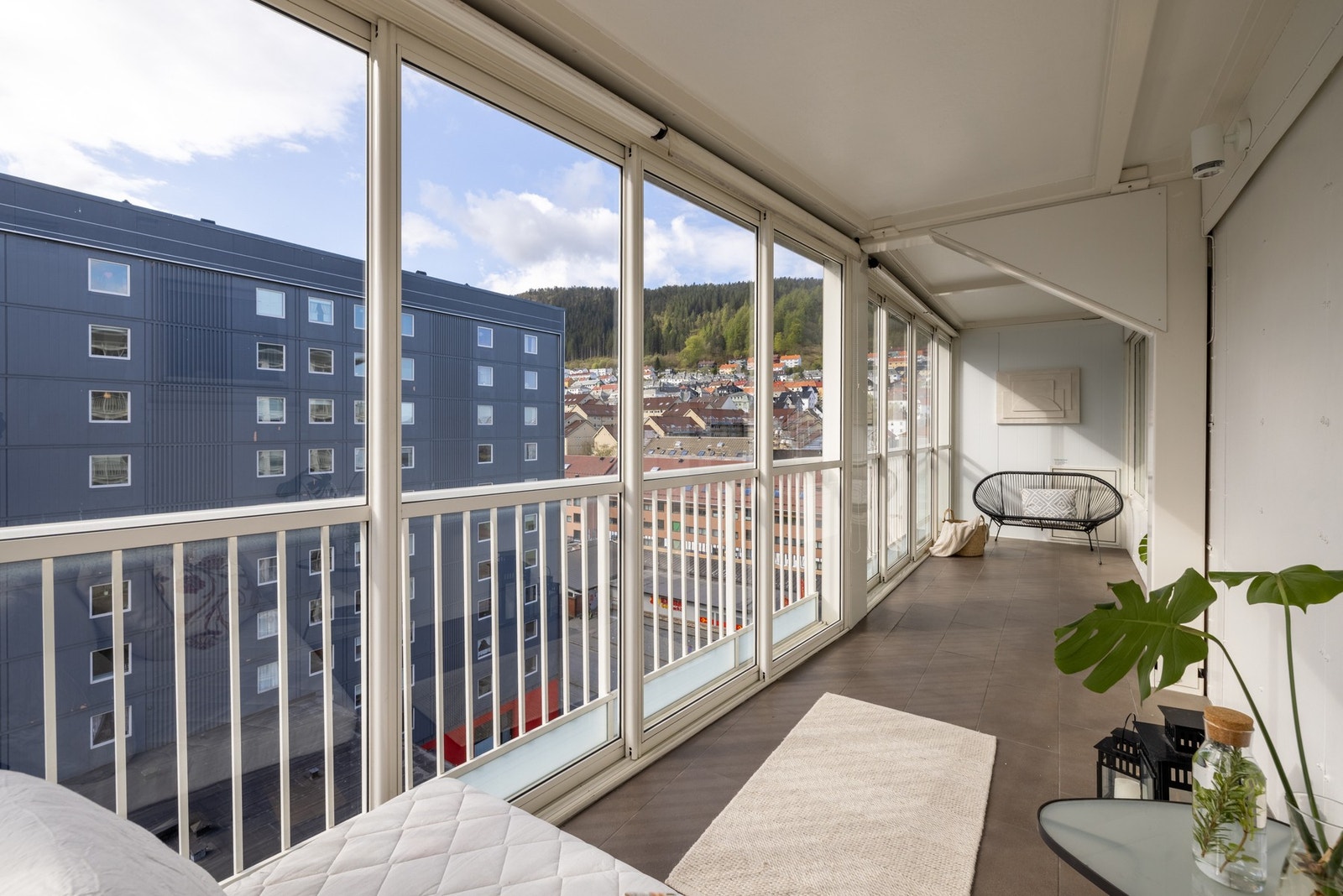 Som følge av at balkongen er innglasset er det også fullt mulig å bruke denne vinterstid. Galleribilde