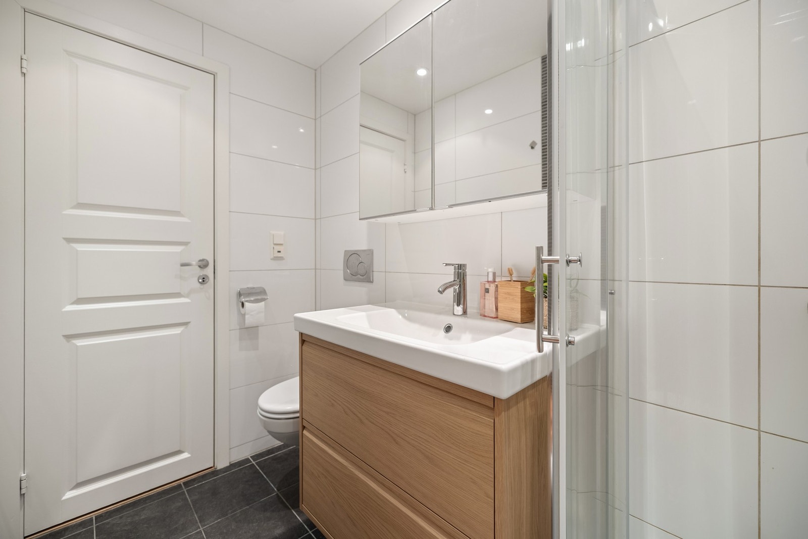 Badet ligger praktisk plassert med enkel tilkomst fra soverommene. Galleribilde