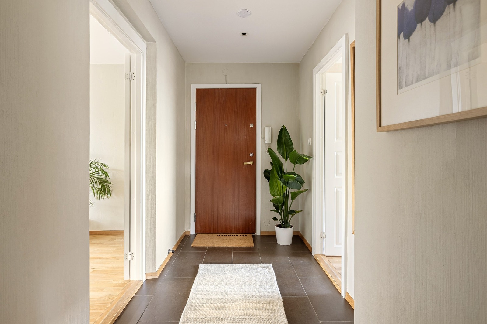 Velkommen inn! Det første som møter deg er en lys og trivelig entré med plass til å henge fra seg yttertøy og sko. Galleribilde