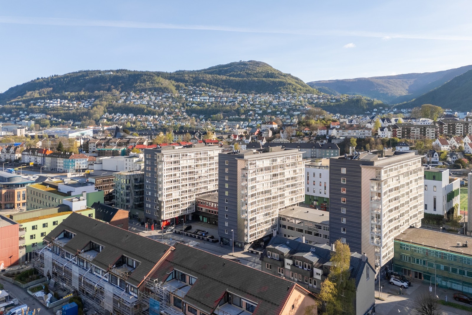 Her bor du fint i byggets 9. etasje med god planløsning og hele fire soverom, stor balkong og stort kjøkken og et stilrent bad. Galleribilde