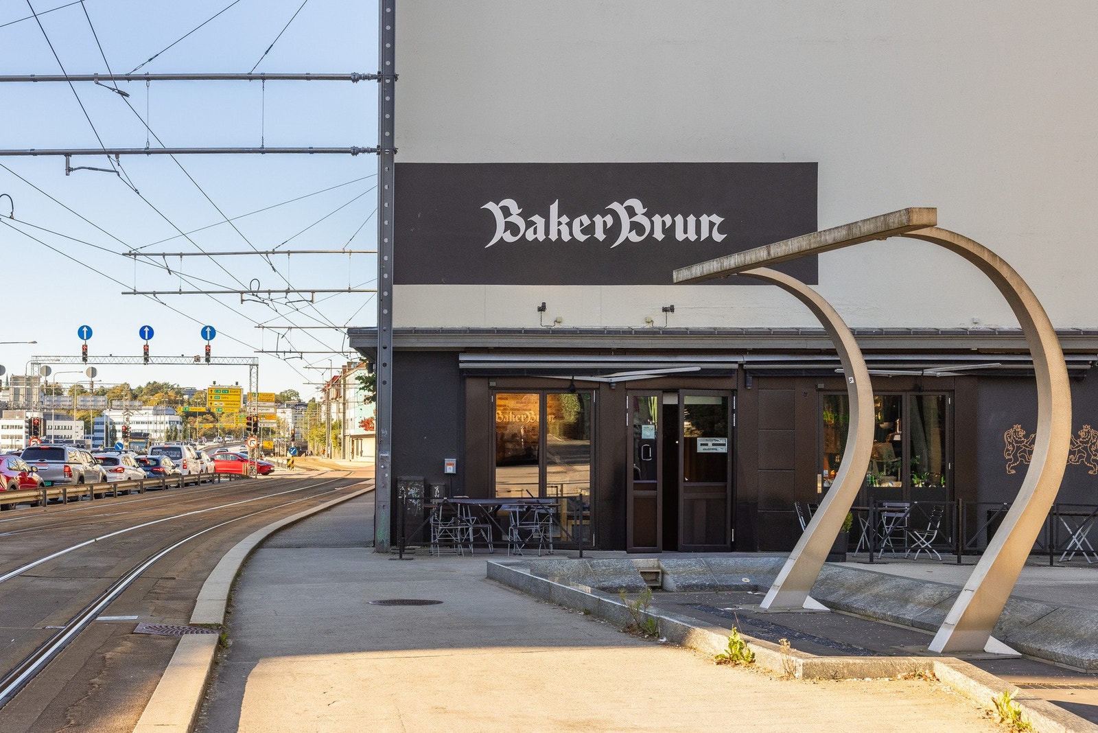 Flere restauranter, dagligvare og bakeri ligger i gangavstand fra leiligheten. Galleribilde