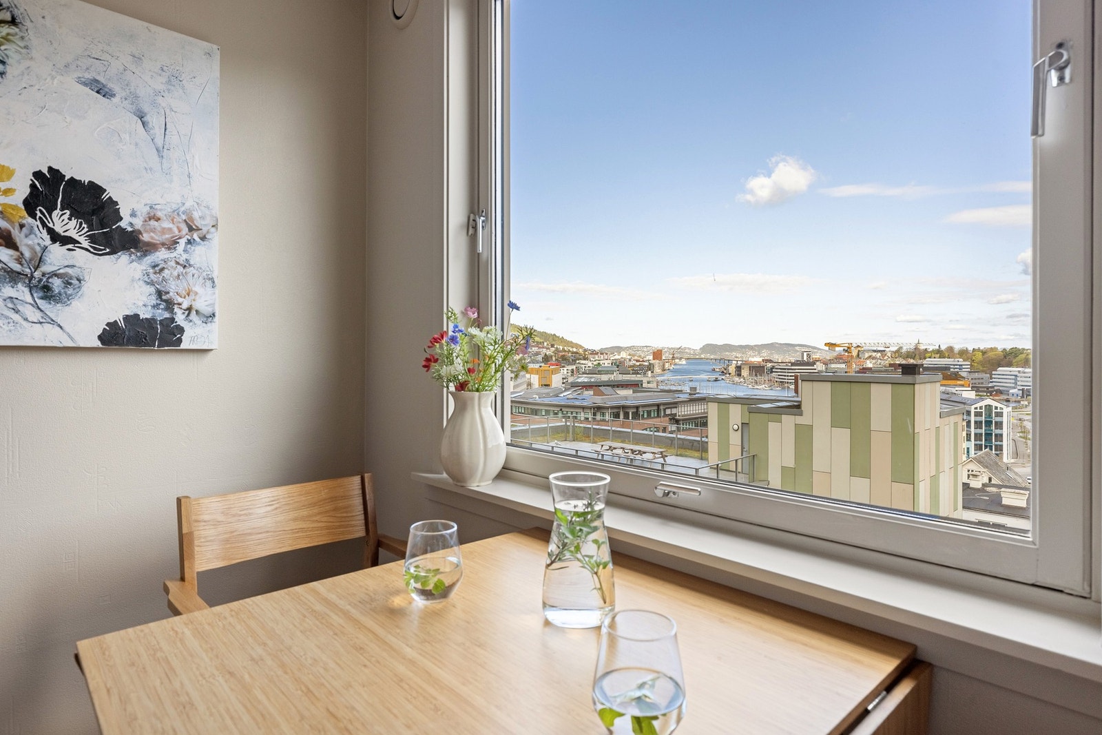 Her er det også plass til et koselig frokostbord. Galleribilde