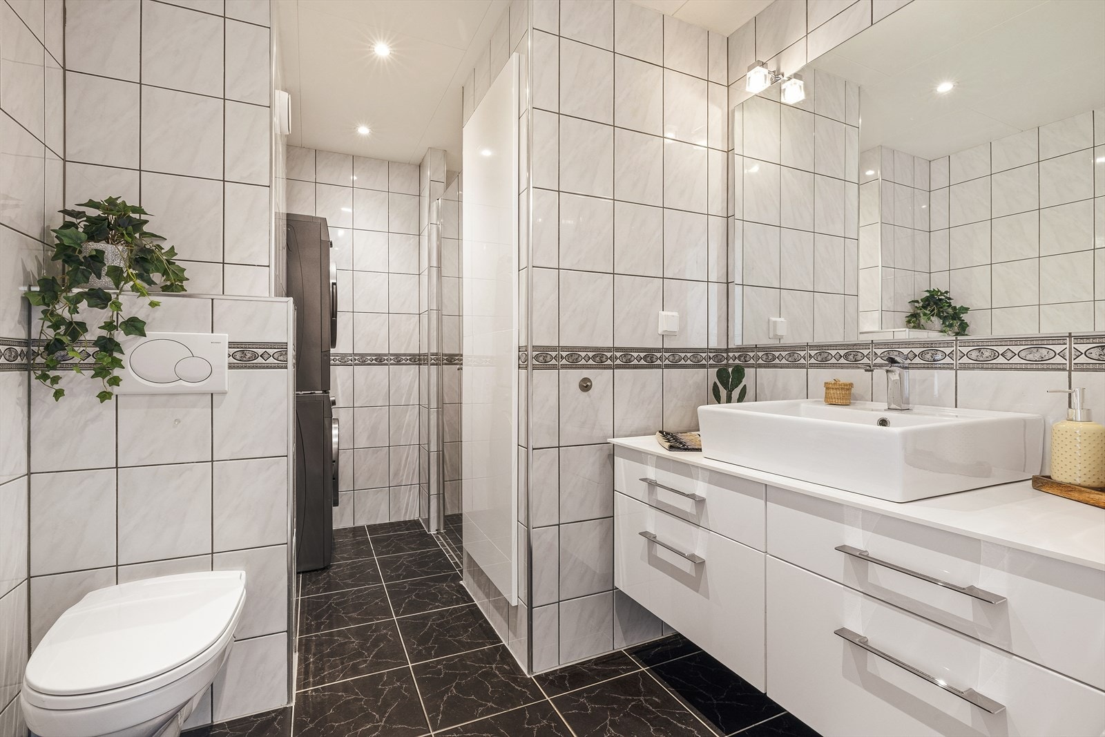 Badet er helfliset og har varmekabler i gulv Galleribilde
