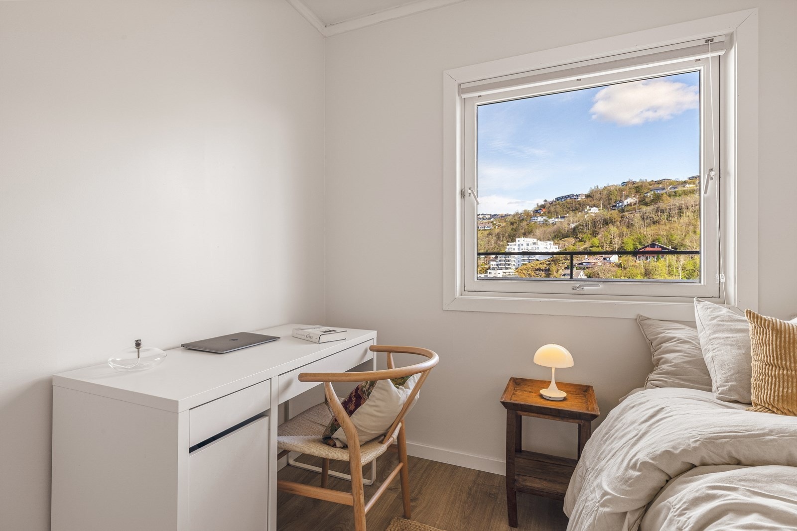 Her er det plass til både seng, skrivebord og klesskap! Galleribilde