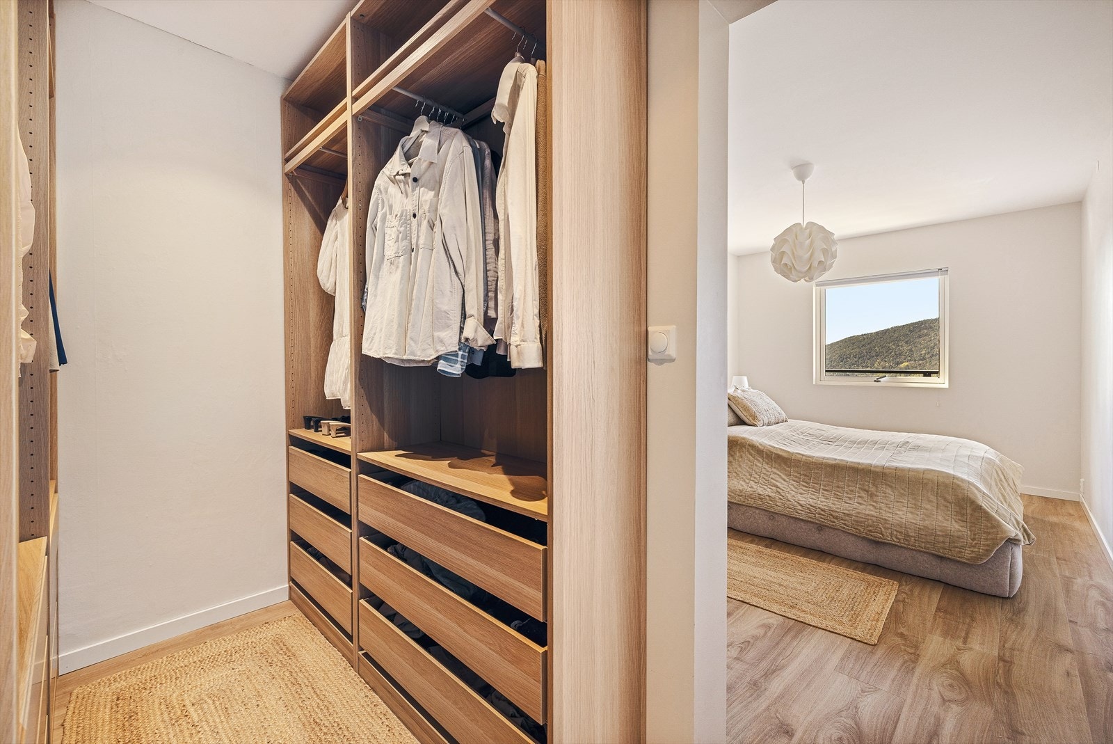 Hovedsoverommet | Smart garderobeløsning som gir følelsen av walk-in closet Galleribilde