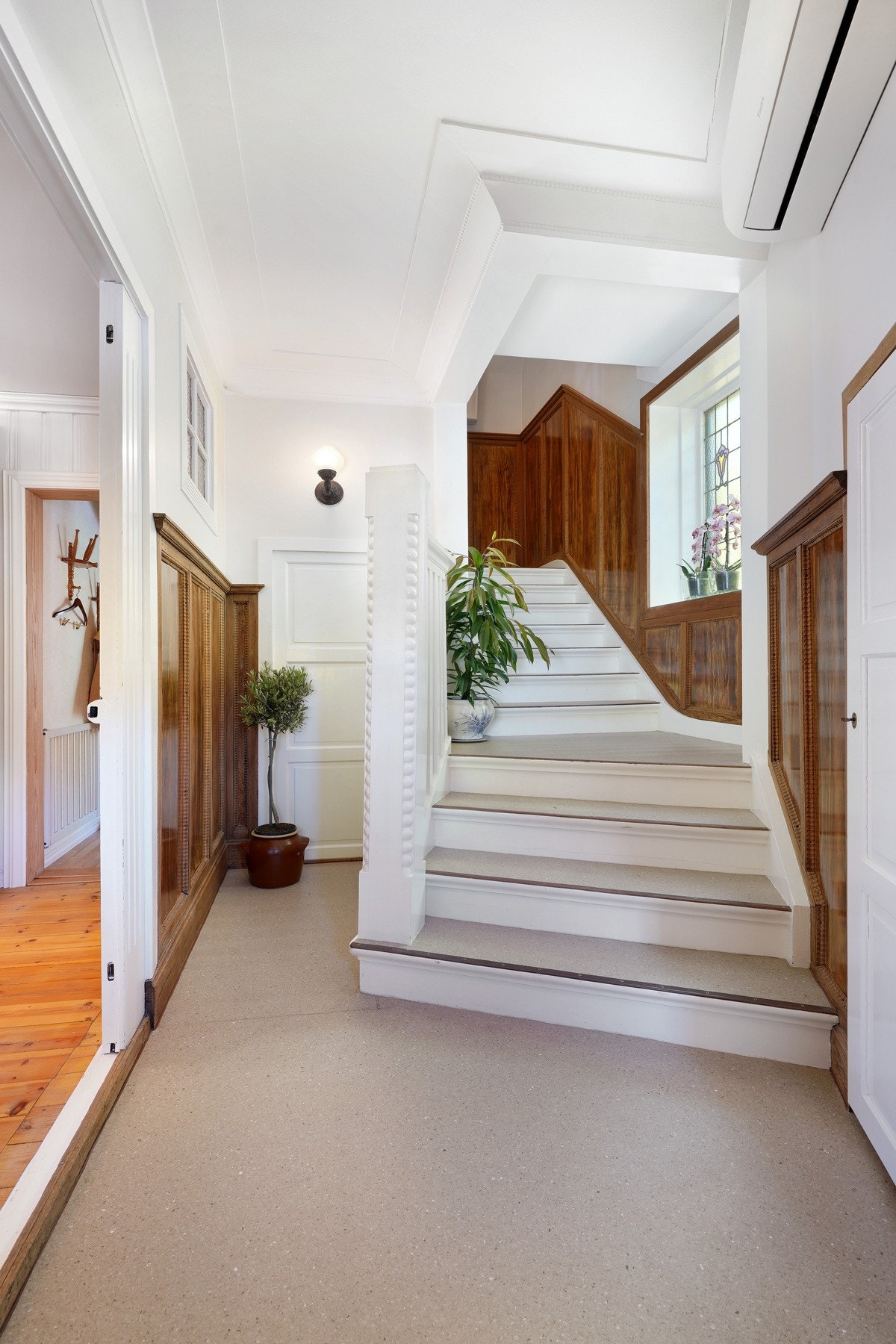 Her er vi ute i hovedinngangen, inngangsdøren er rett bak kamera her. Galleribilde