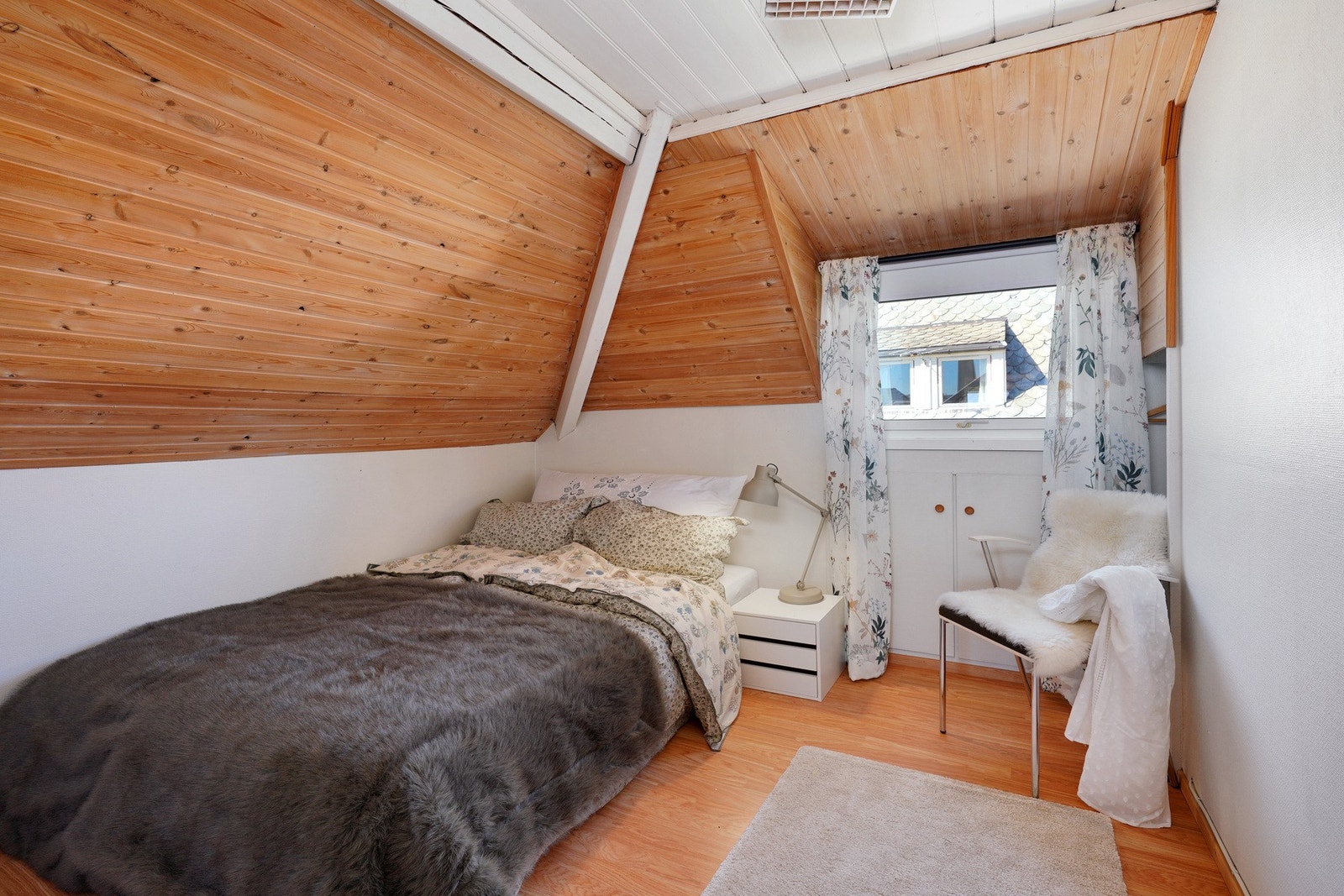 Soverom på loftet. Galleribilde