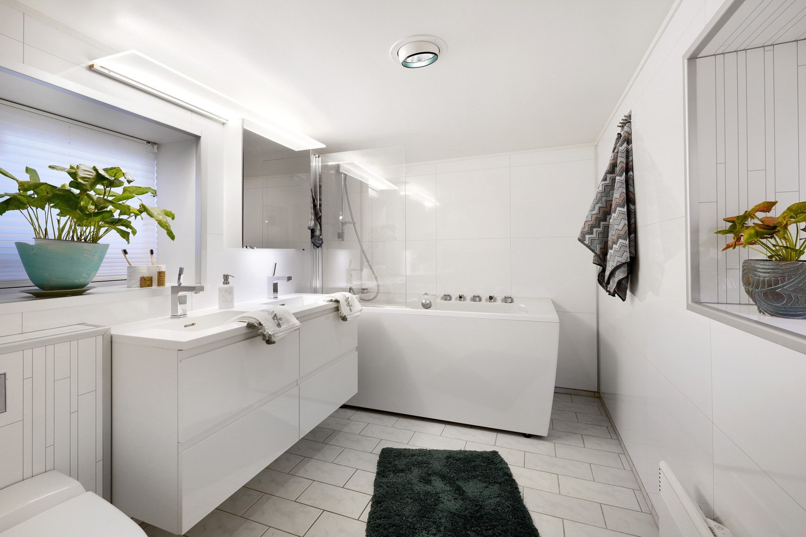 Pent bad oppusset i 2015. Her er det flere flotte detaljer med blant annet boblebad og Geberit Aquaclean toalett. Galleribilde