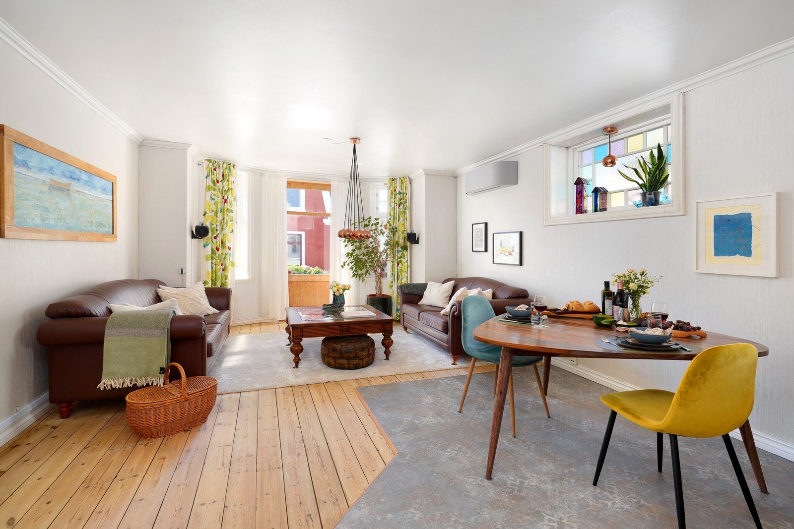 Pent heltre gulv, og utgang til uteområdene. Også her er det god takhøyde. Galleribilde