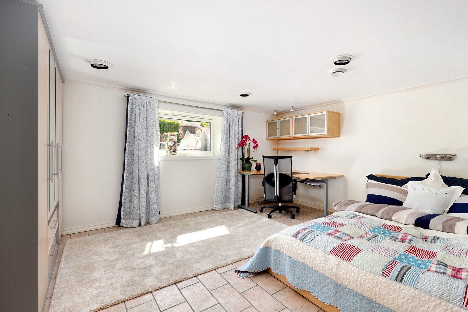 Dette er ett av totalt 3 rom i underetasjen benyttet som soverom (antatt ikke godkjent). Galleribilde