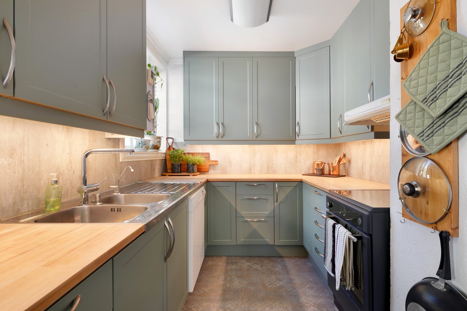 Lekkert oppusset kjøkken med et delikat og moderne fargevalg. Galleribilde