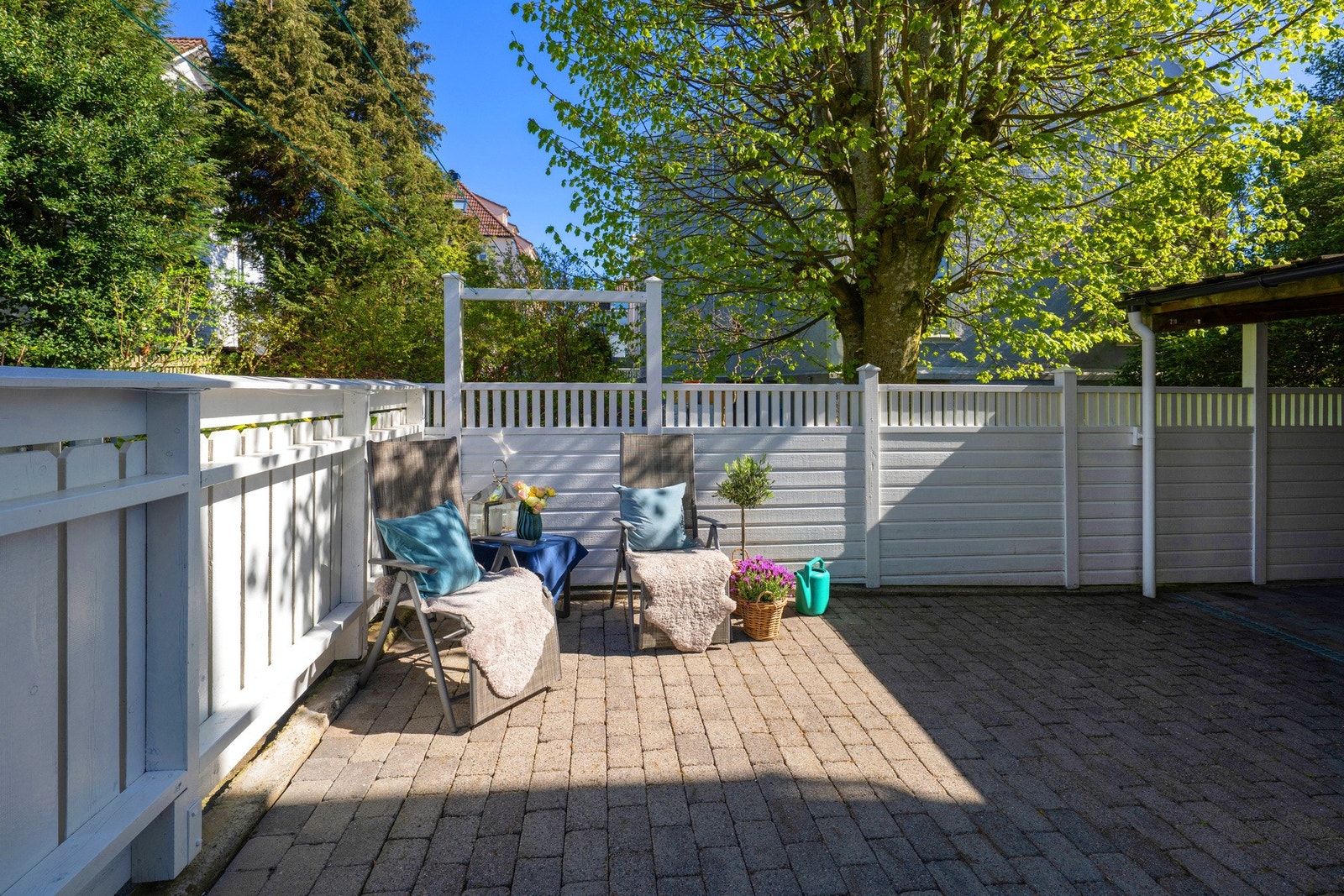 Bak garasjen er det enda et uteområde, dette enda mer privat og lunt. Galleribilde