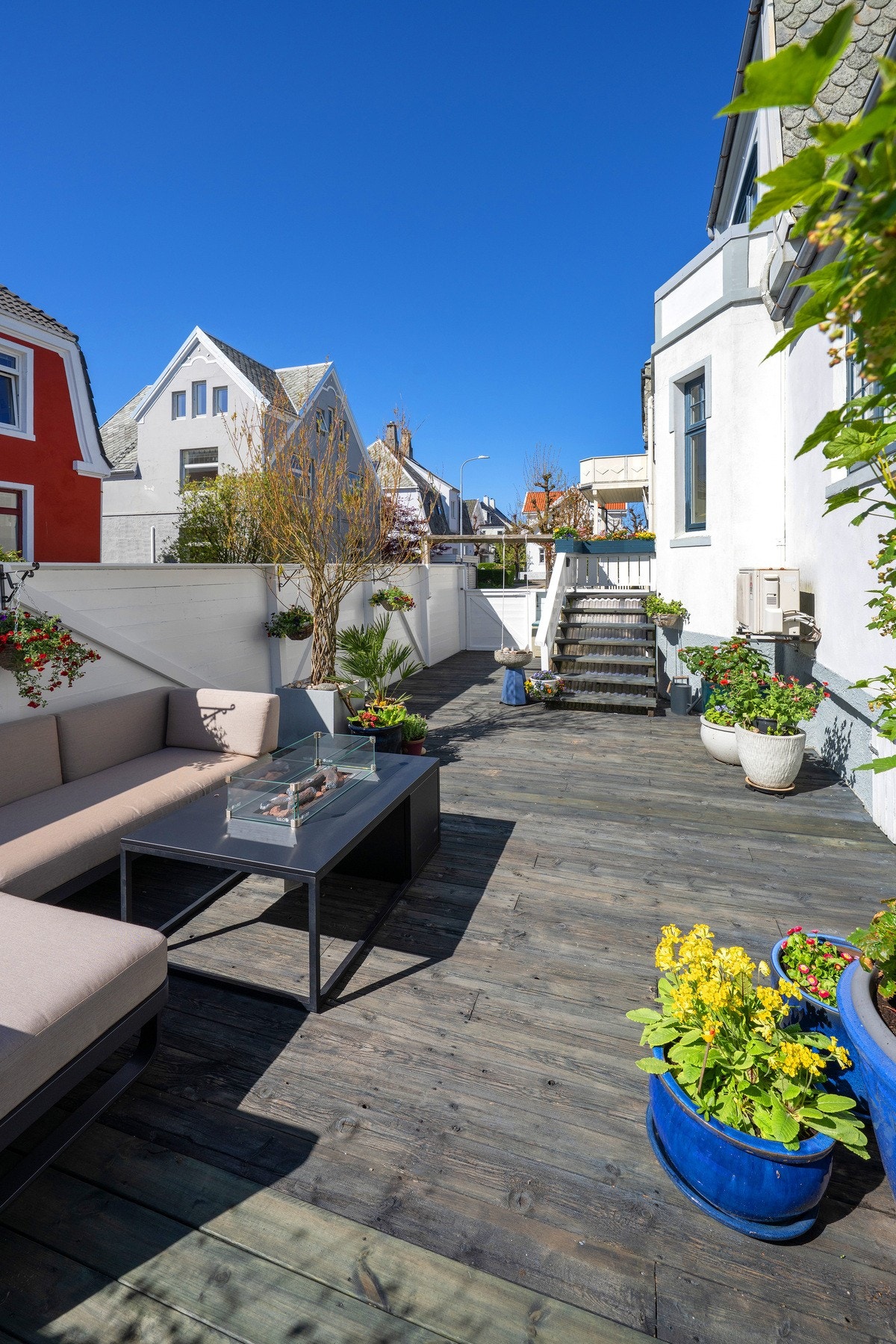 Godt med plass på terrassen. Gode solforhold også da dette er på byggets sørvestre side. Galleribilde