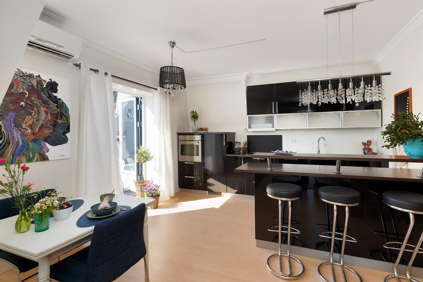 Åpen løsning mot kjøkken - utgang til balkong. Varmepumpe er det også. Galleribilde