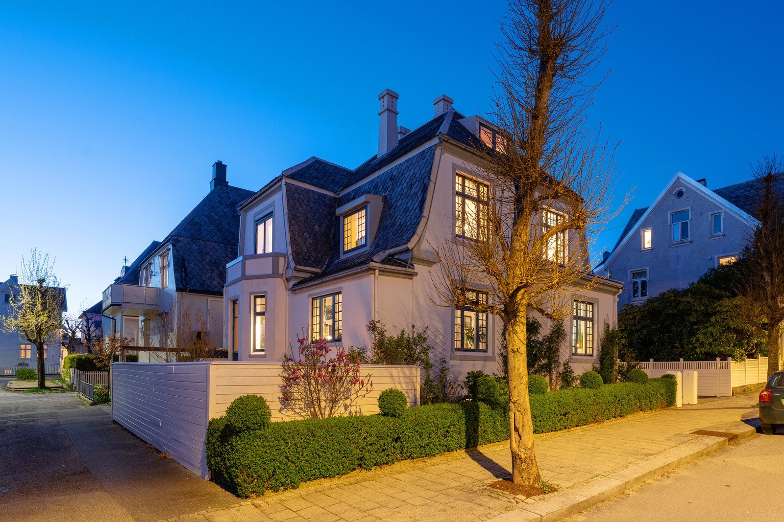 Meget lekker murvilla med flere pene, arkitektoniske detaljer. Som blant annet mansardtak, dekorative skorsteiner og sprossevinduer. Galleribilde