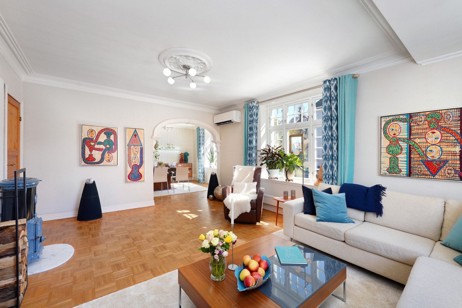 Lys og innbydende hovedstue med god takhøyde. Etasjen har 3 stuer. Galleribilde