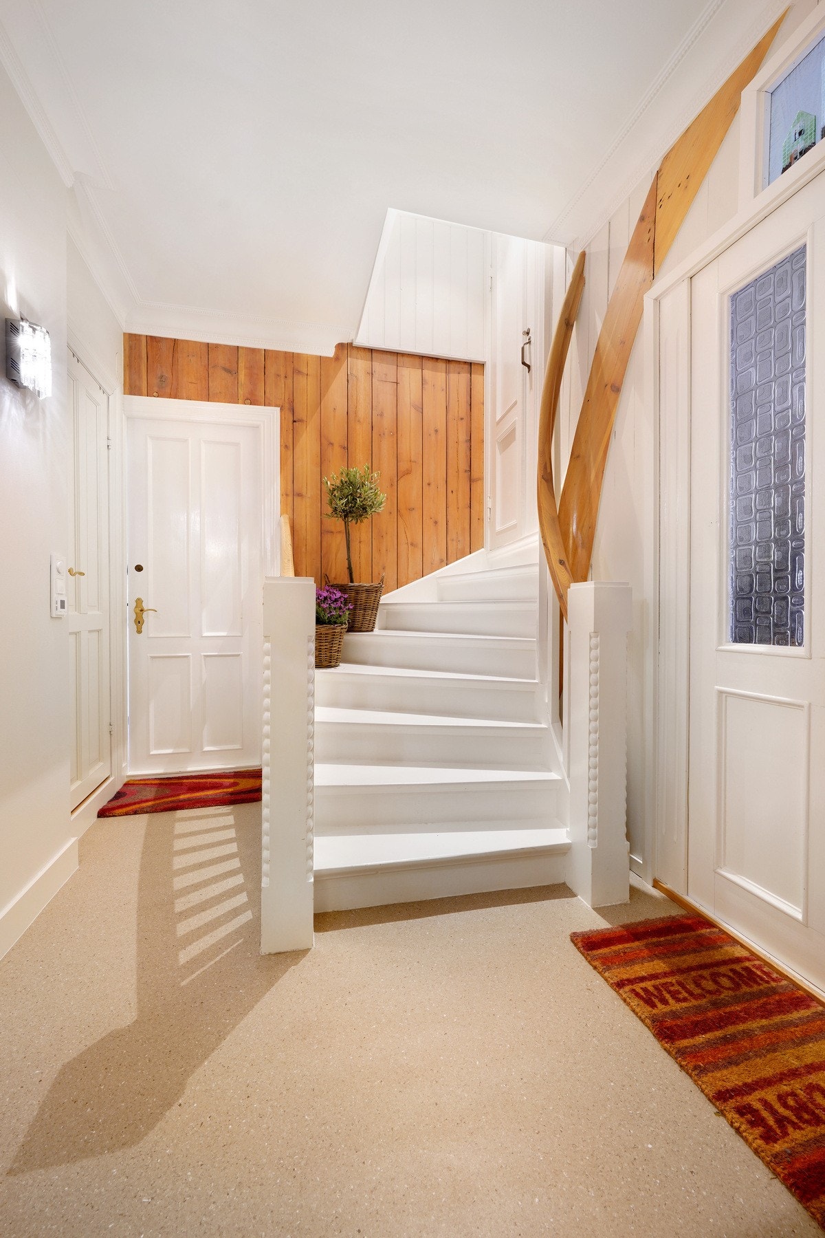 Gang i andre etasje. Herfra er det tilkomst til leiligheten, te-kjøkken/vaskerom, et soverom, toalett og dusjrom. Trapp opp til hybel på loftet. Galleribilde