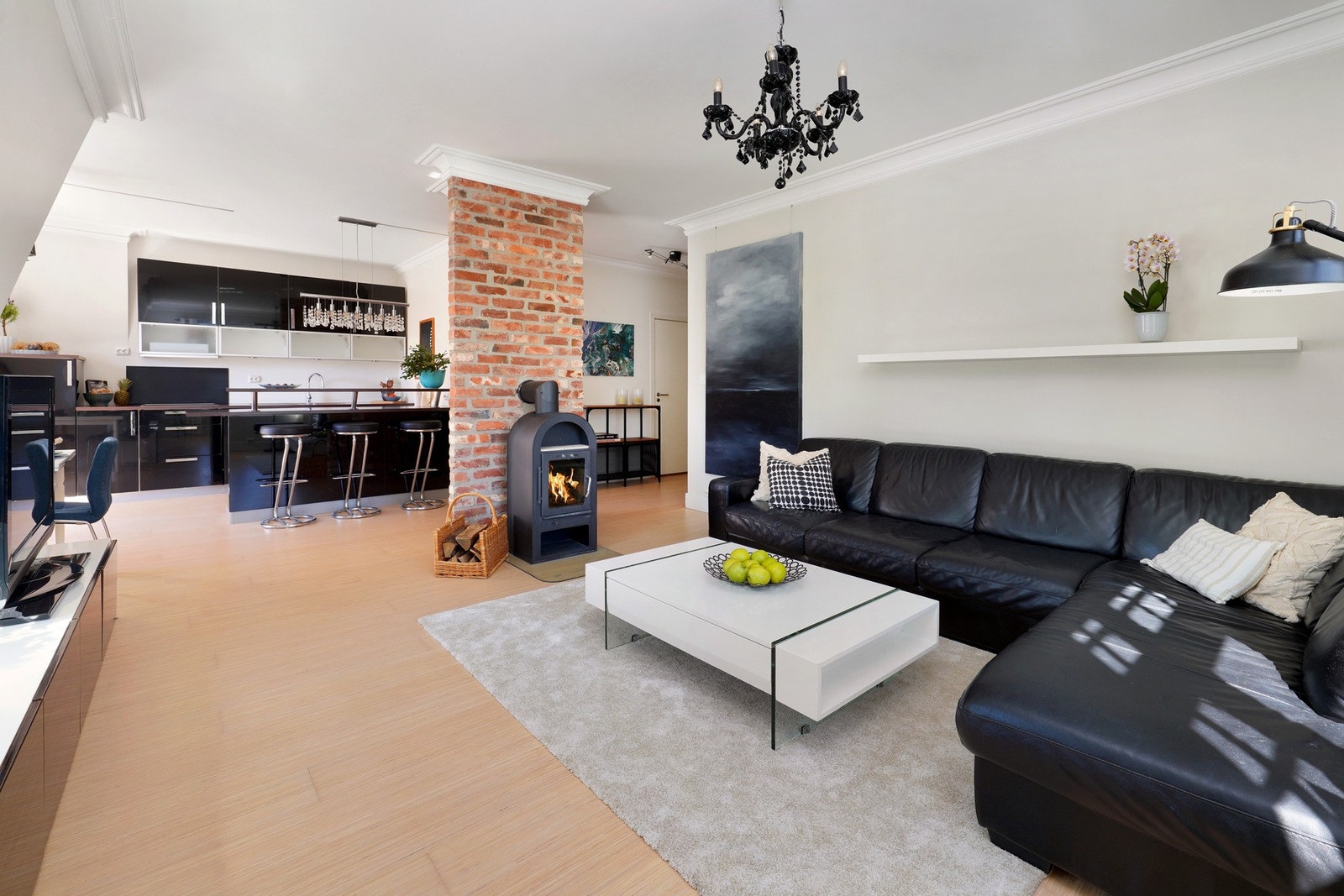 Her oppe er det en leilighet som selger inntil nylig har leid ut. Åpen og fin planløsning med stilig skorstein midt i rommet. Galleribilde