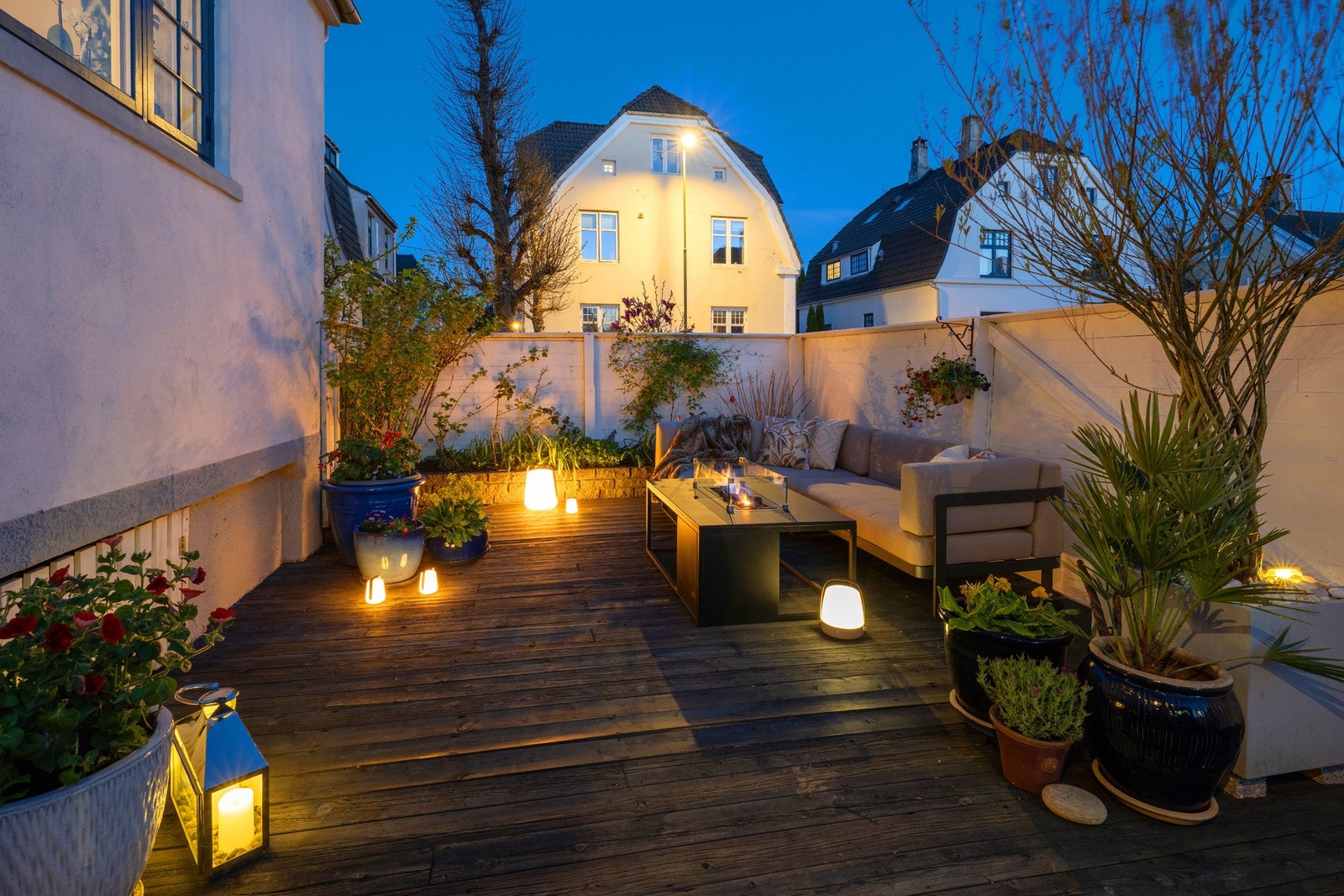 Uteområdene til boligen - det er tilkomst til denne terrassen fra stuen. Terrassen er på boligens sørvestre side og har perfekte solforhold. Galleribilde