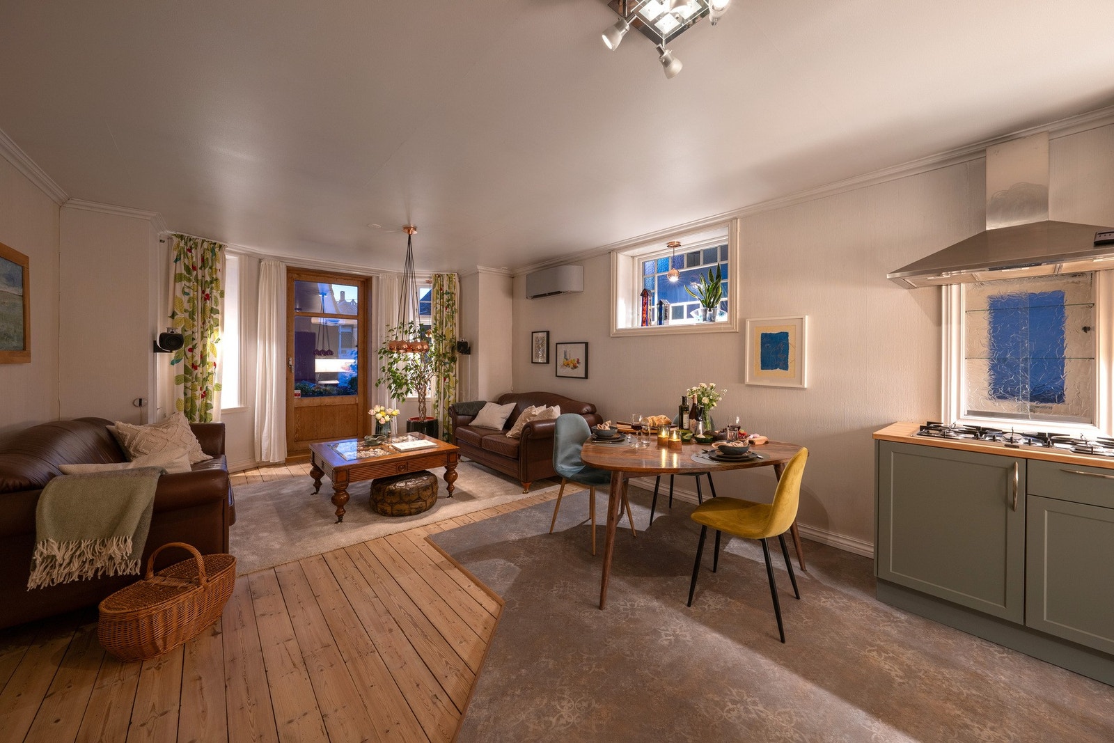 Her er vi i stue nummer to, som har åpen løsning mot kjøkken samt utgang til solvendt terrasse. Galleribilde