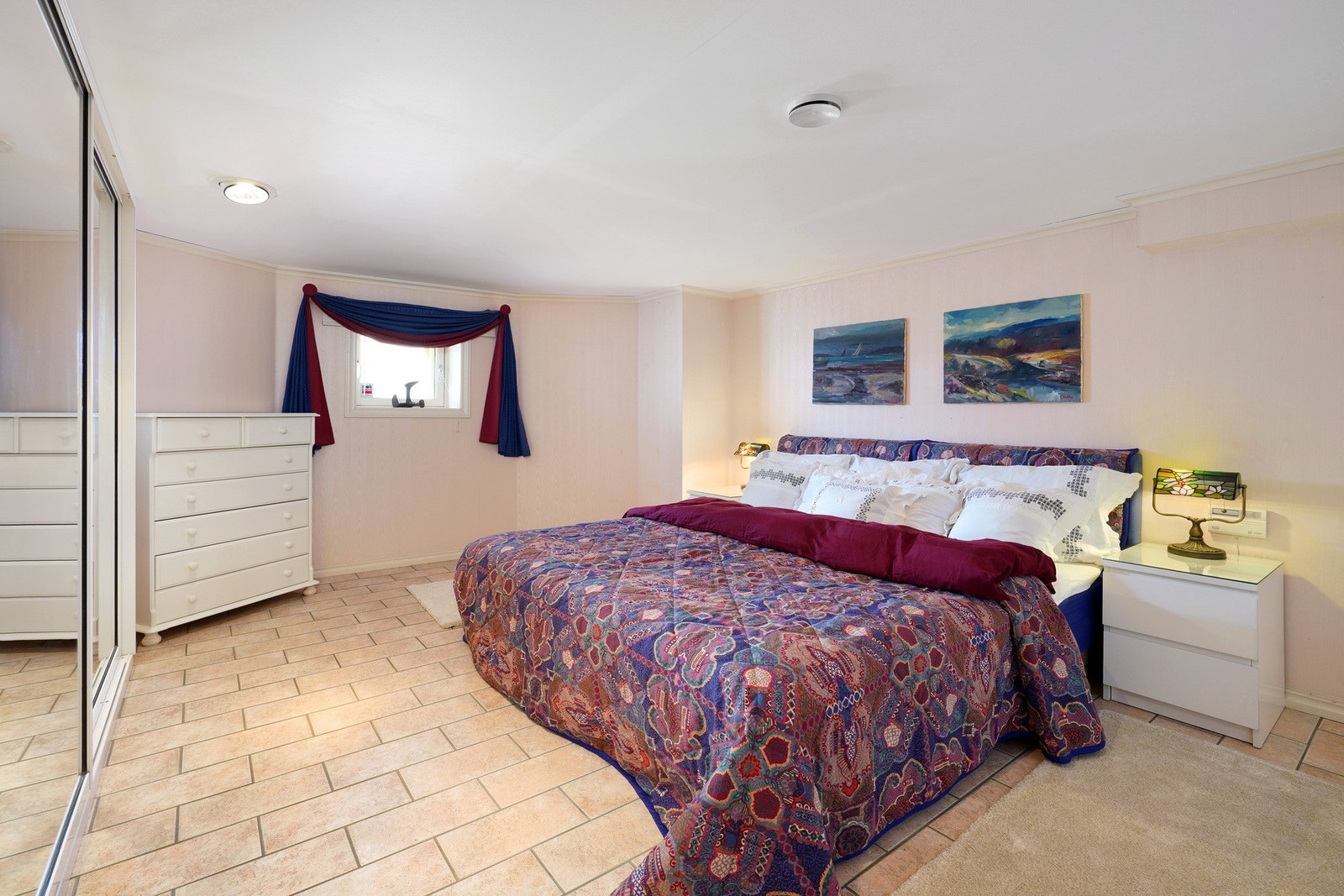 De fleste rom i kjelleren har varmekabler i gulv. Galleribilde