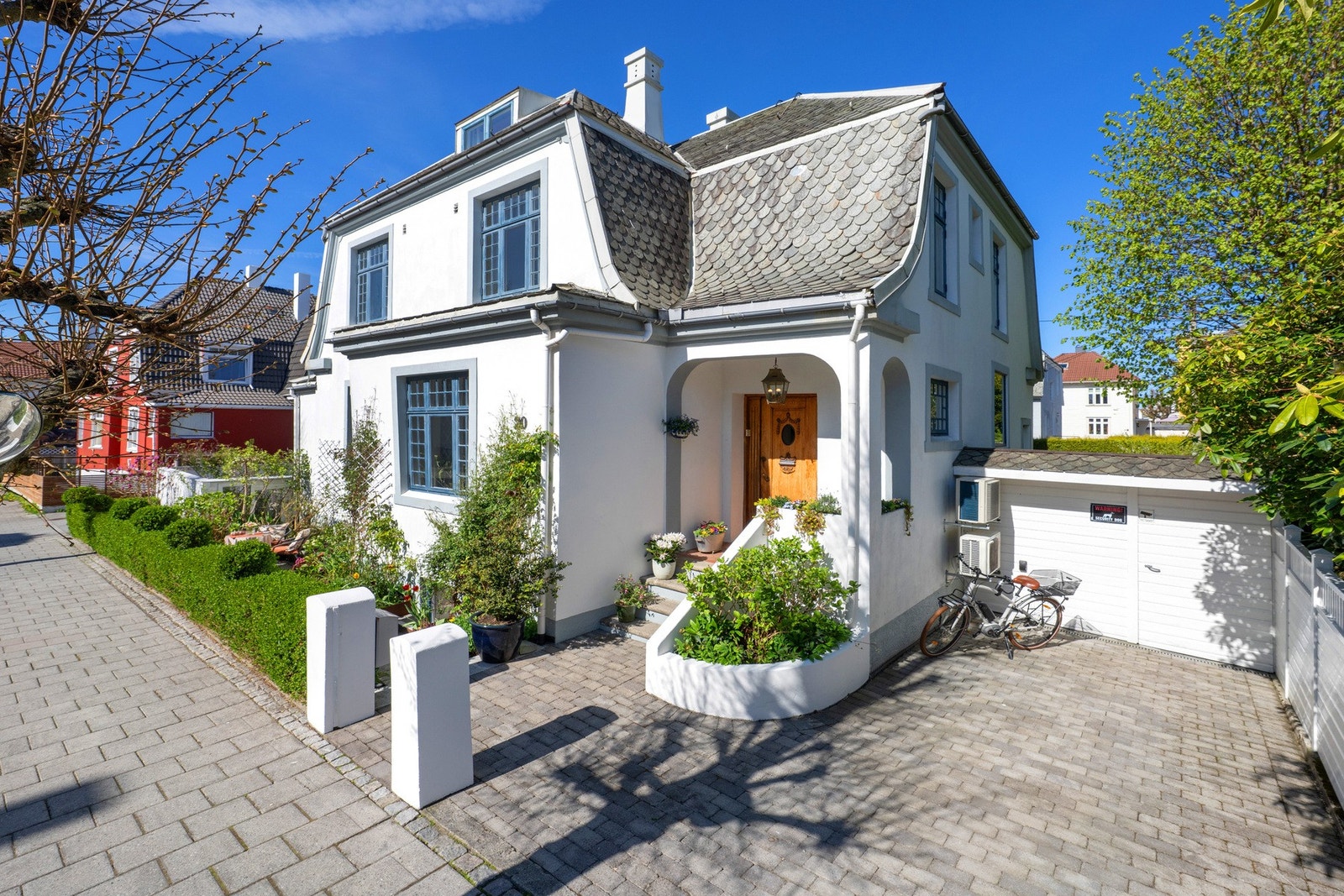 Lekkert inngangsparti. Parkeringsplass på to sider. Galleribilde