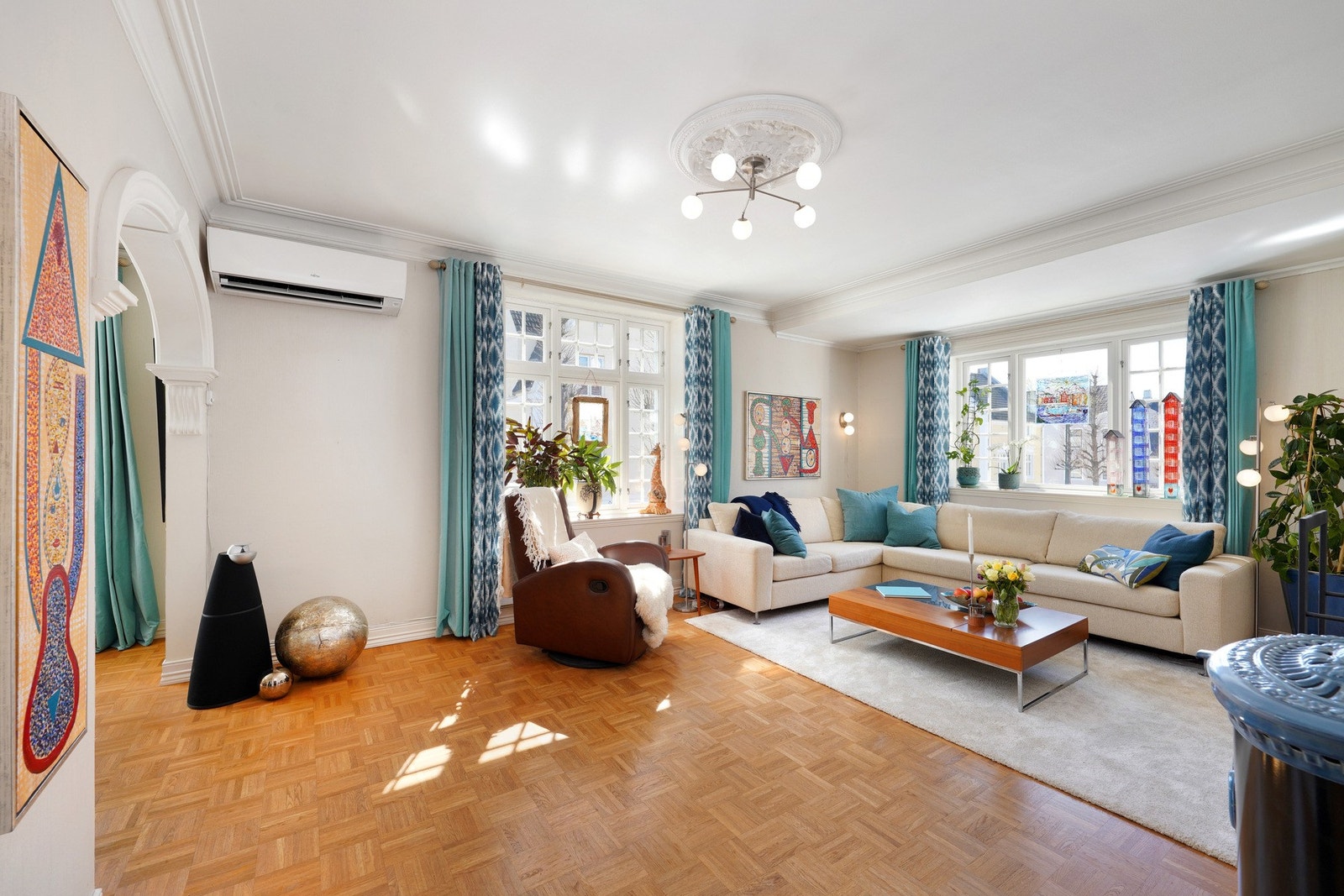 Boligen har hele 5 varmepumper. Flere flotte takrosetter i stuer og gang. Galleribilde