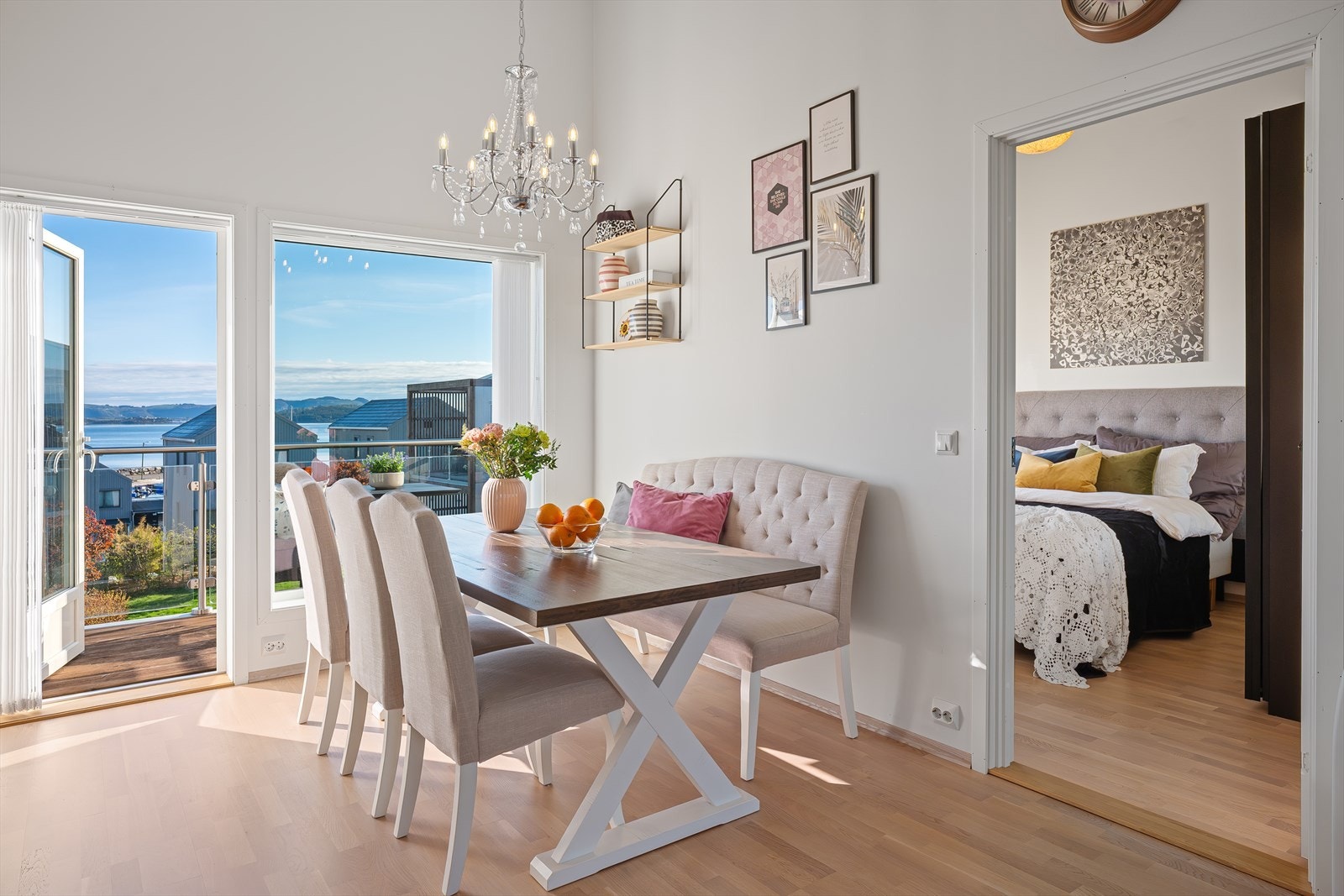 God plass til spisebord. Veranda på begge sider. Galleribilde