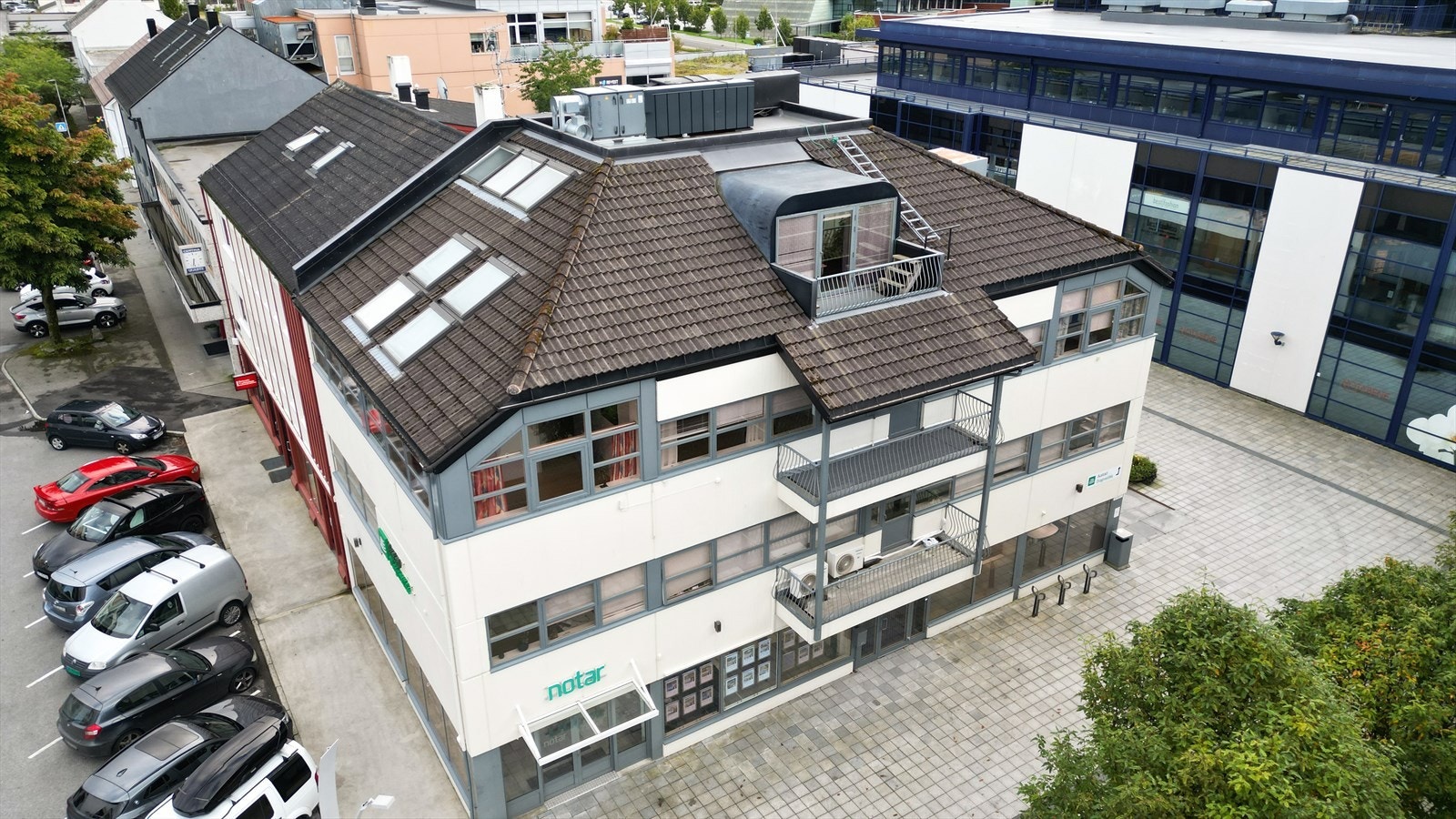 Bygget går over 4 etg. og ligg midt i sentrum. Galleribilde