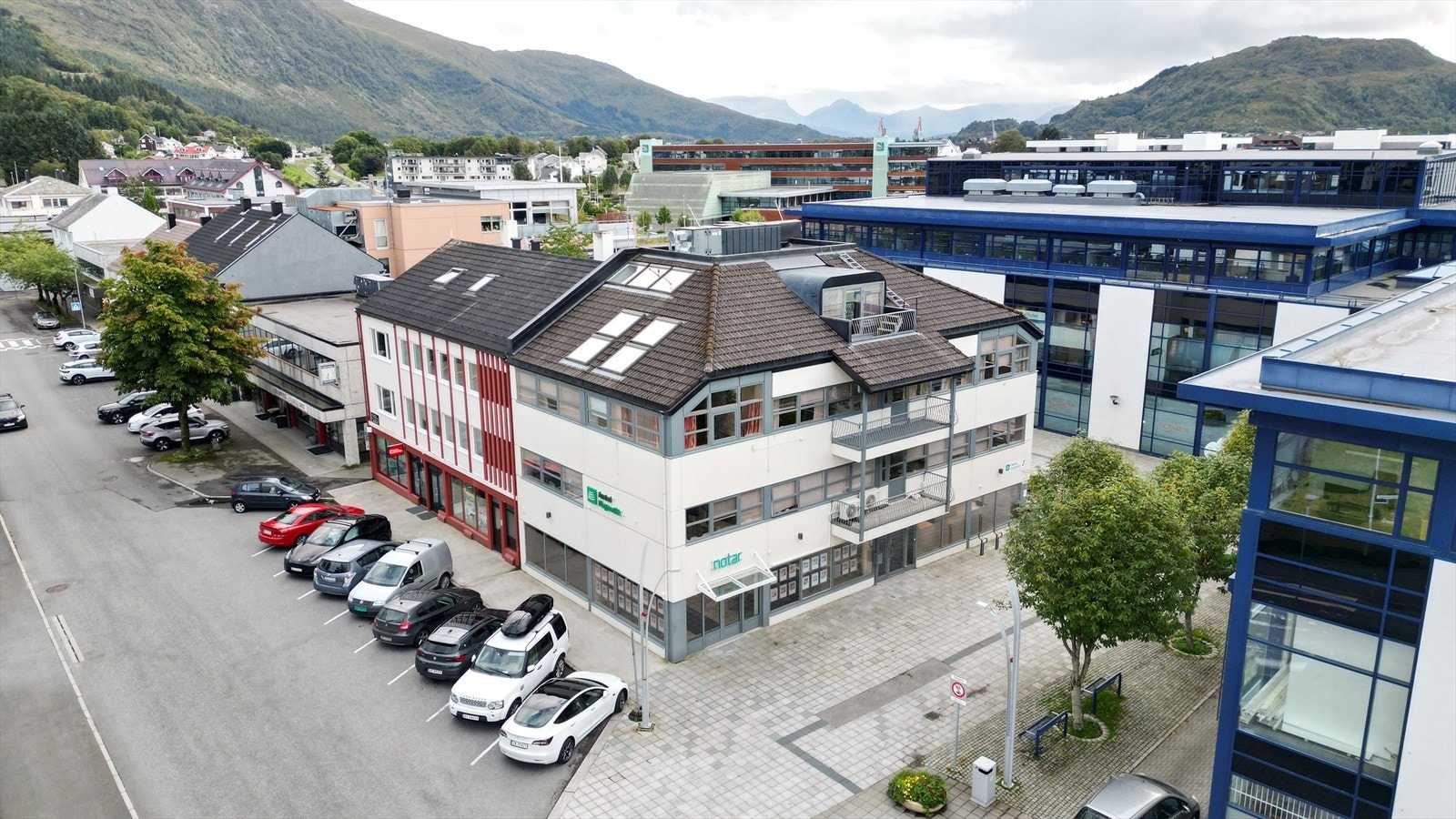 Sentral beliggenheit med fasade både mot Bjørndalvegen og mot Blåhuset. Galleribilde