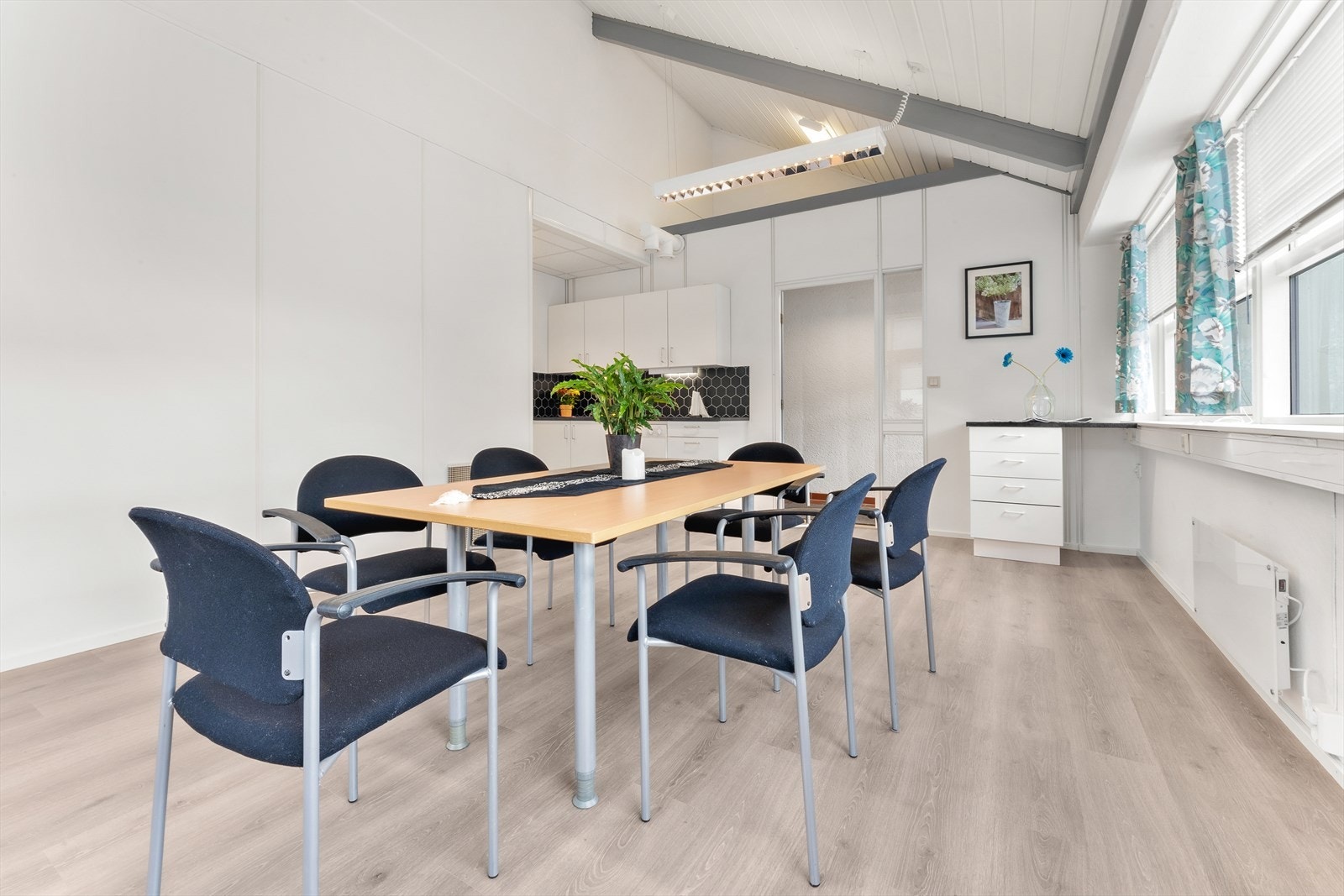 Kjøkken/
Møterom. Galleribilde