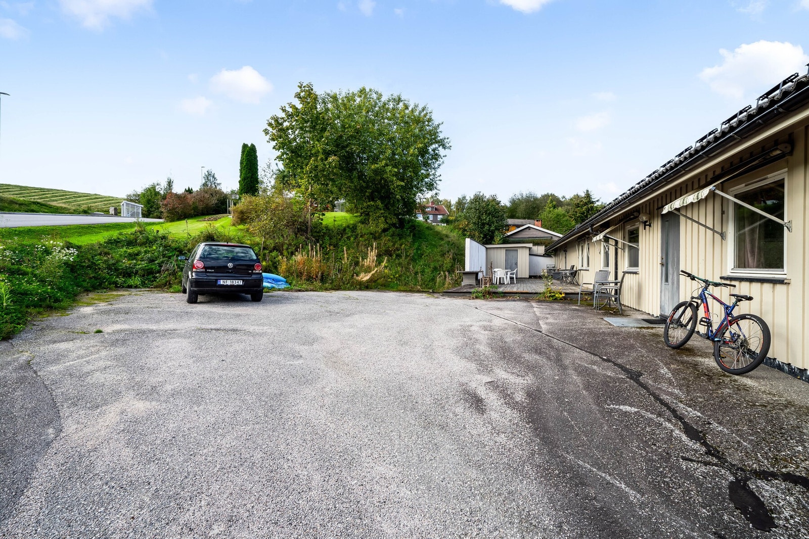 Felles parkering for alle hyblene i 2. etasje. Første dør til høyre finner vi delen med to soverom. Galleribilde